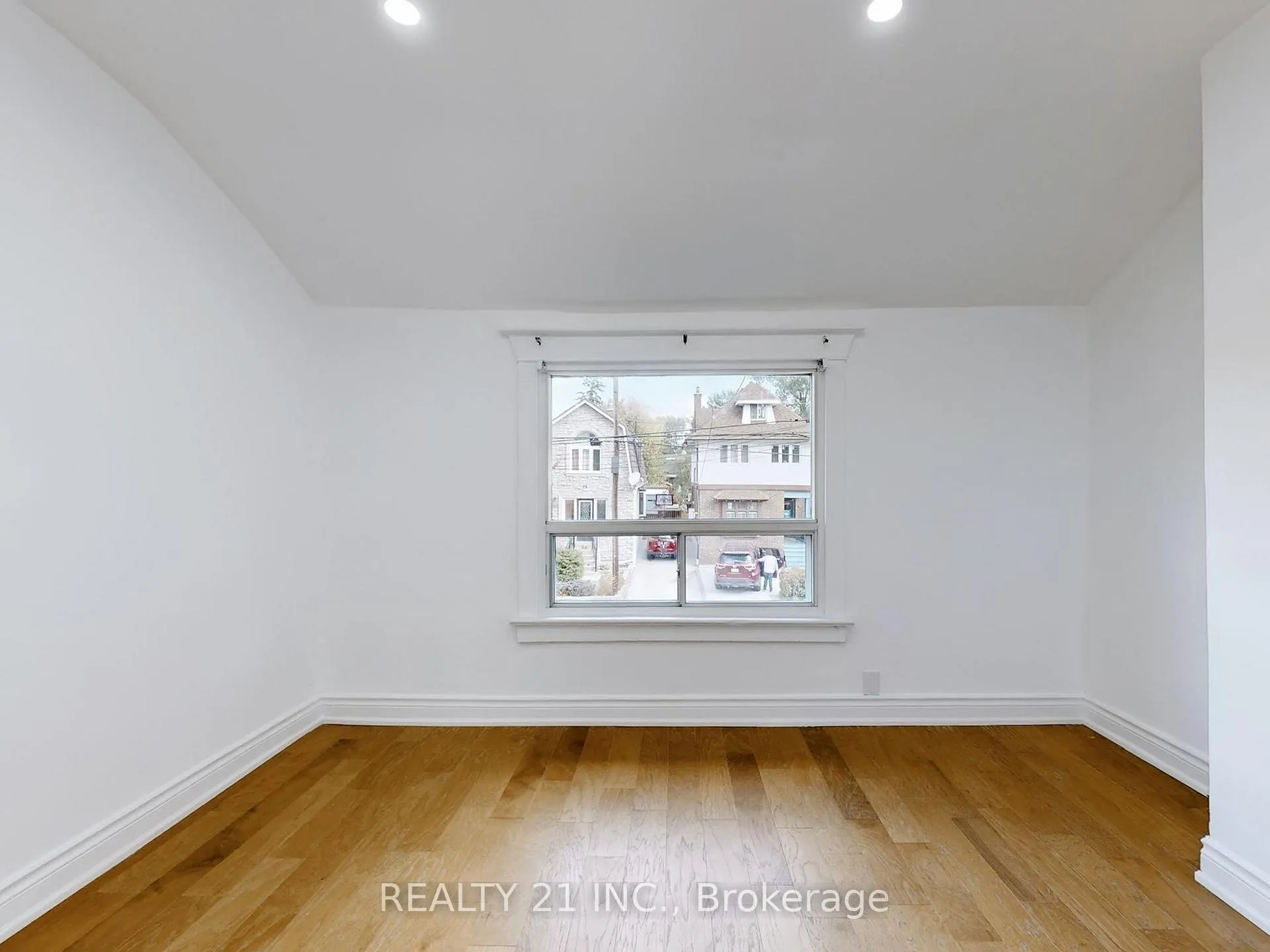 Photo 24 of 92 King Edward Ave, Toronto, Woodbine-Lumsden — HOMEH