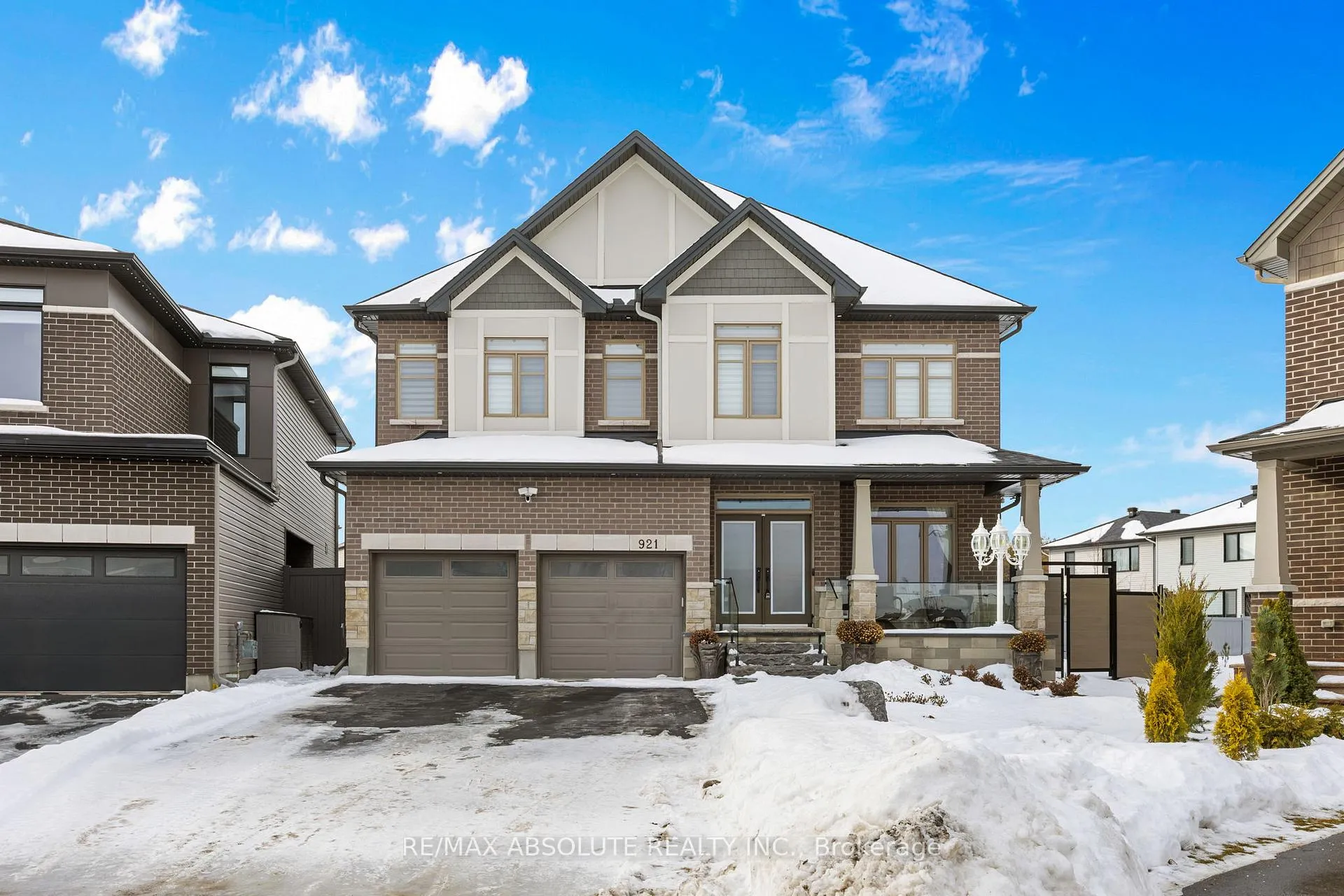 Front of 921 Beckton Heights