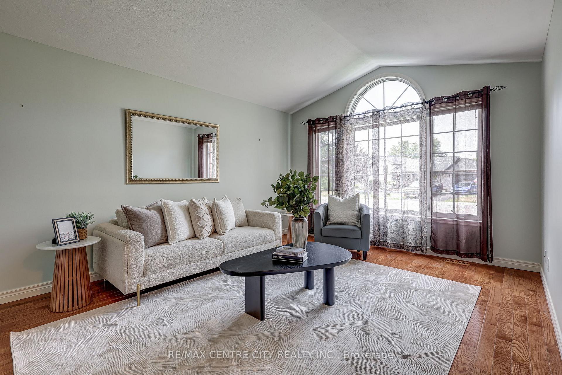 Photo 3 of 92 Glendale Drive, Tillsonburg — HOMEH