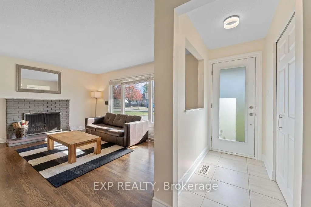 Photo 4 of 19 Sunnycrest Drive, Ottawa, City View/Skyline/Fisher Heights/Parkwood Hills — HOMEH