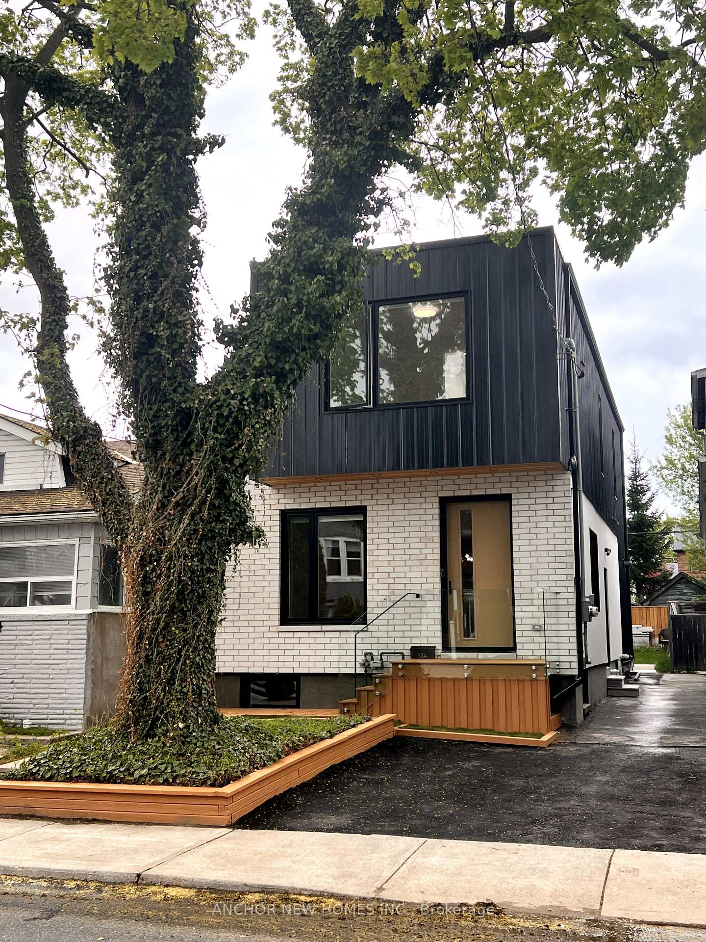 Photo 2 of 834 Sammon Avenue, Toronto, Danforth Village-East York — HOMEH
