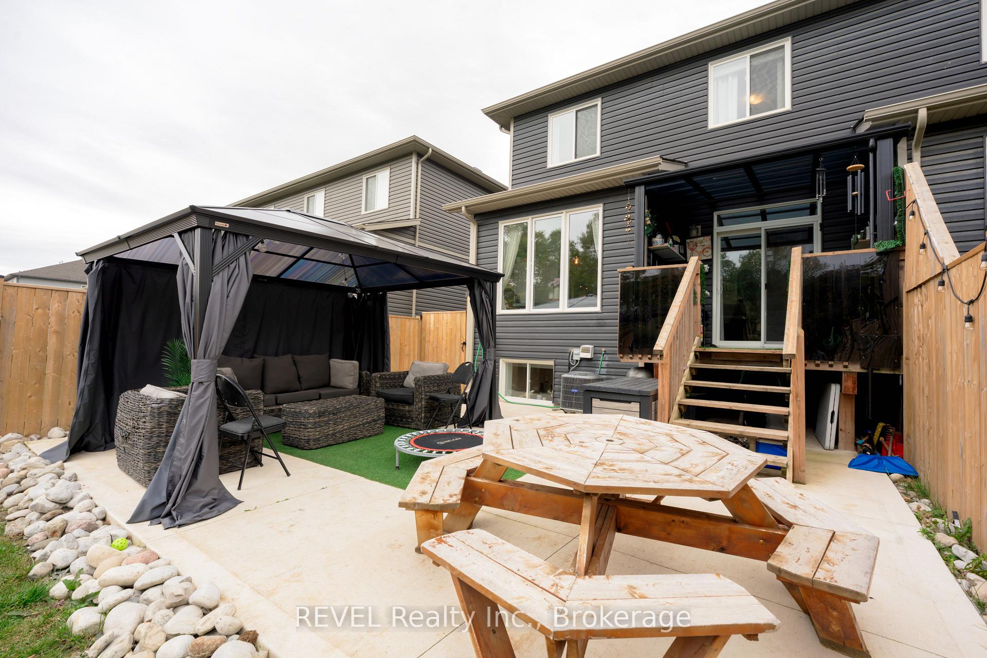 Photo 2 of 10 Damude Avenue, Thorold, Hurricane/Merrittville — HOMEH