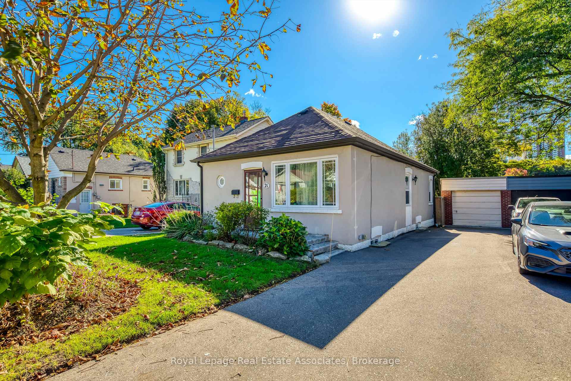 Photo 2 of 21 Brenton Street, Toronto, Crescent Town — HOMEH
