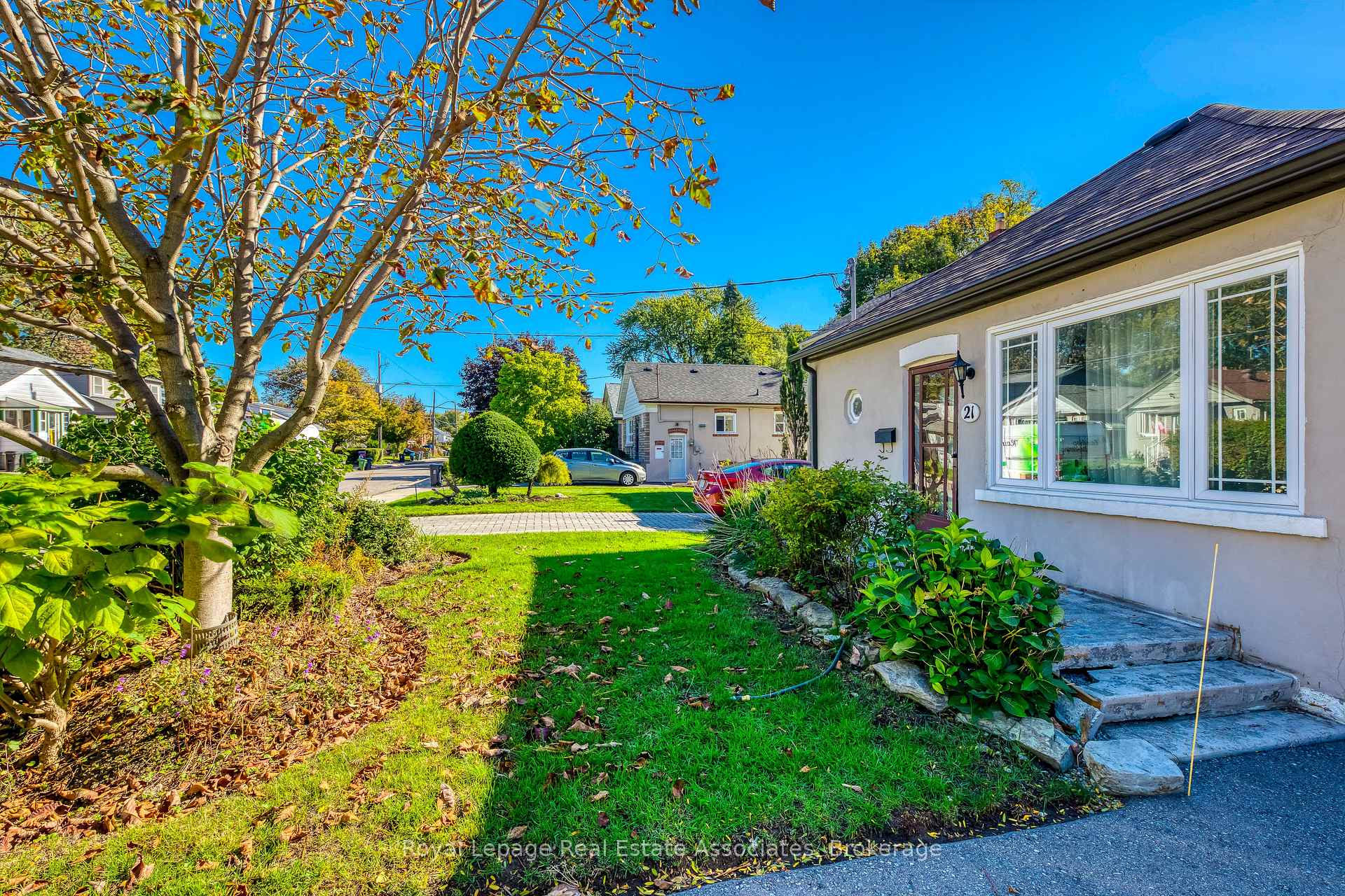 Photo 5 of 21 Brenton Street, Toronto, Crescent Town — HOMEH