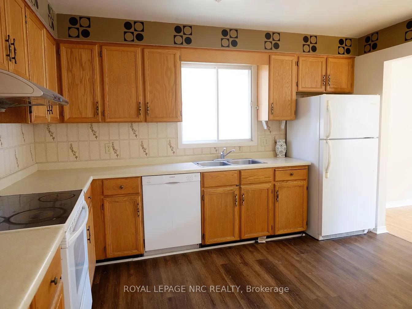 Photo 3 of 45 Baxter Crescent, Thorold, Confederation Heights — HOMEH