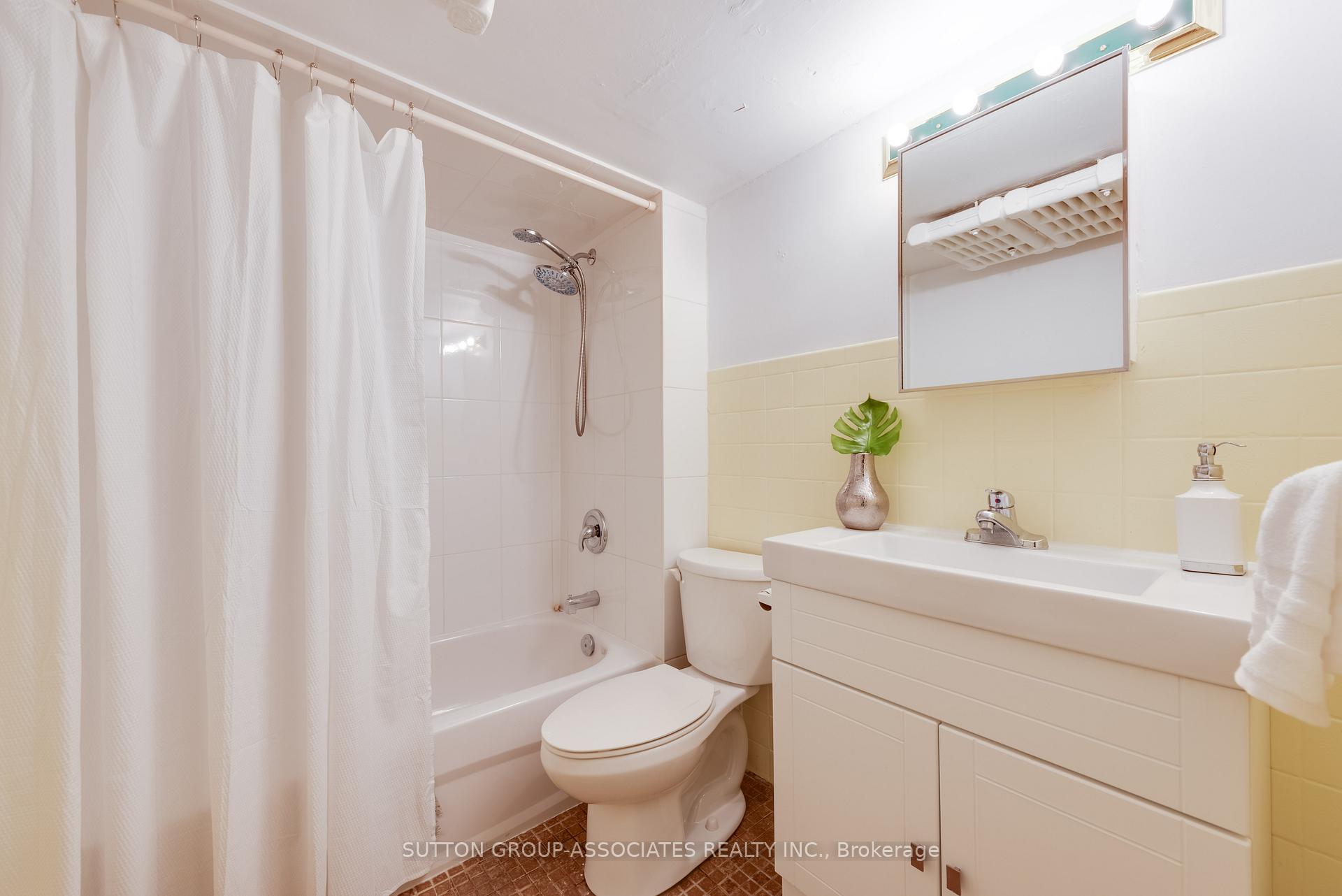 Photo 24 of 110 Roseneath Gardens, Toronto, Oakwood Village — HOMEH