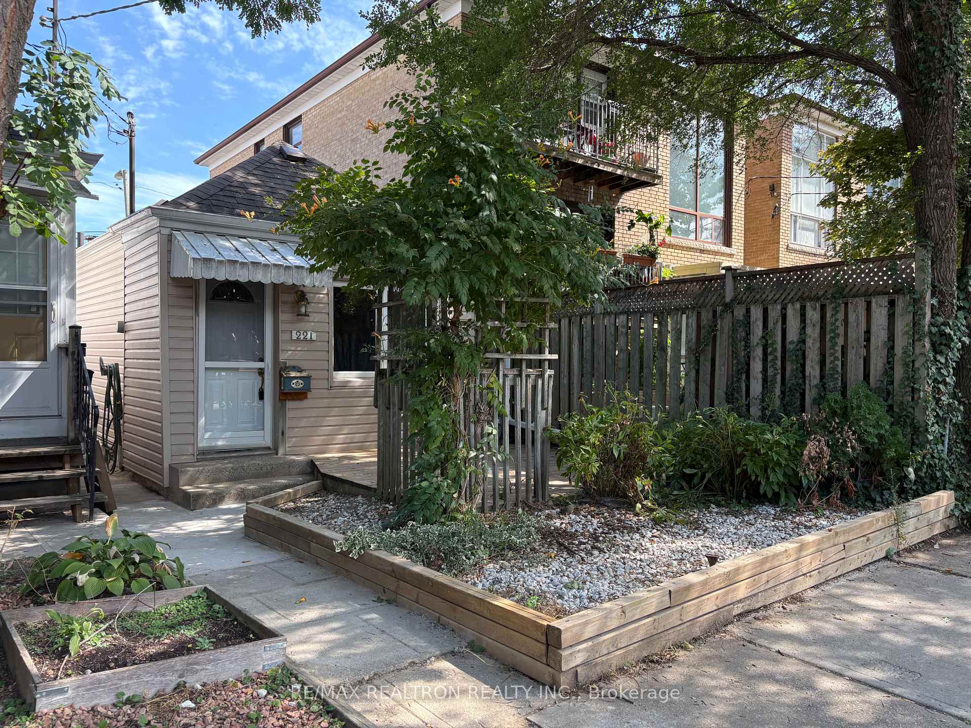 Front of 221 Winnett Avenue