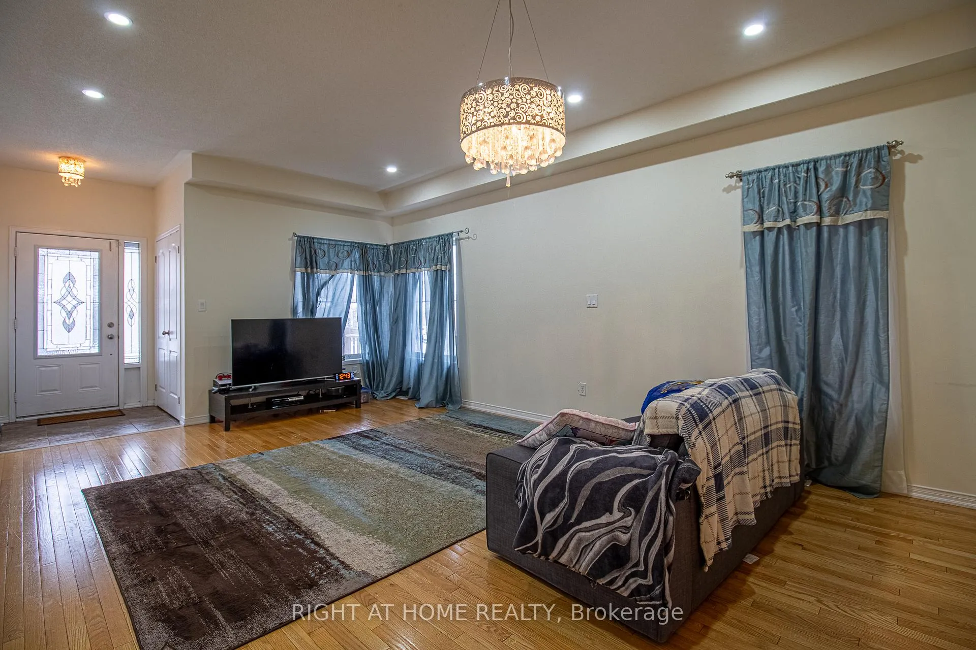 Photo 7 of 98 Gillett Drive, Ajax, Northeast Ajax — HOMEH