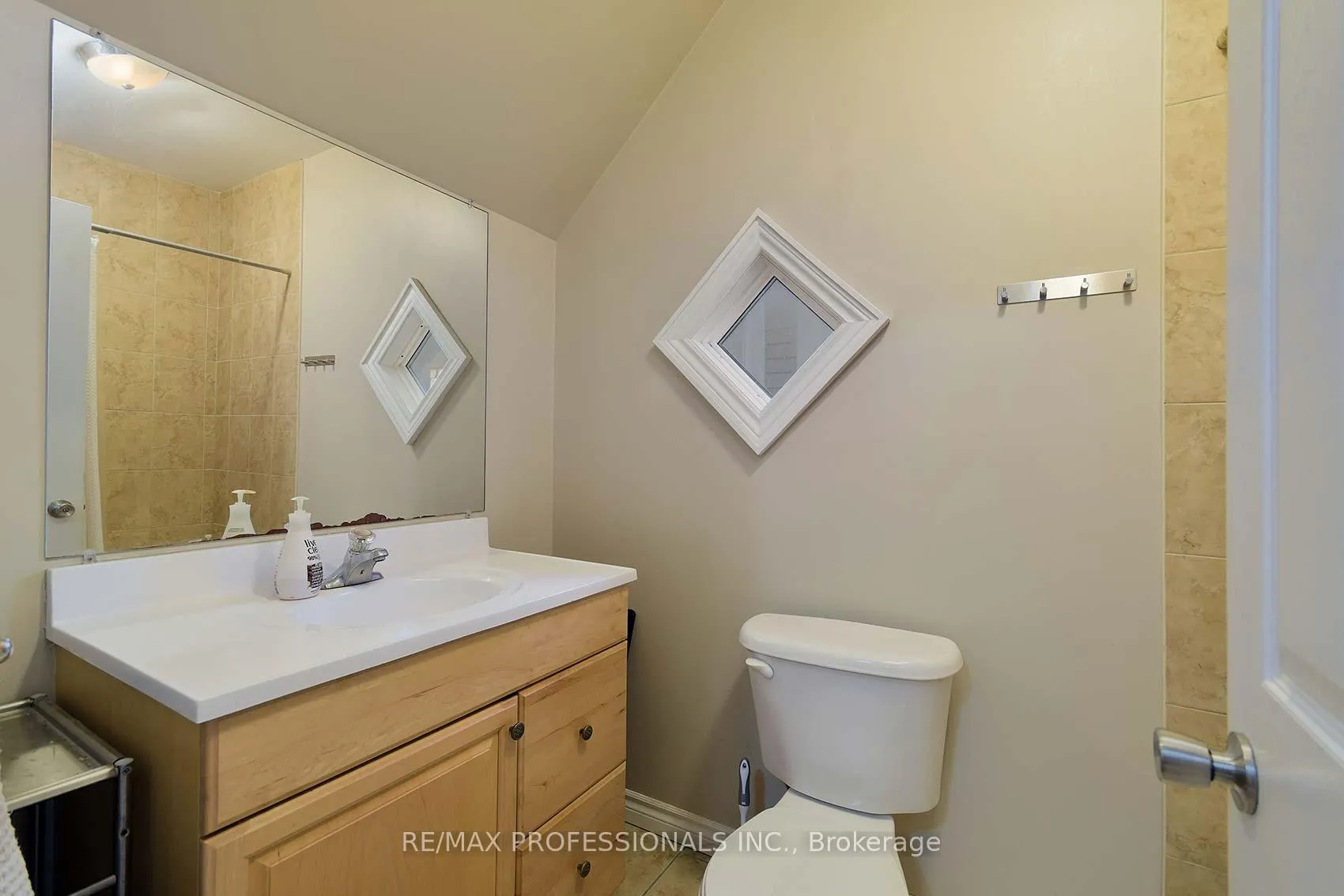 Photo 16 of 945 Logan Avenue, Toronto, Playter Estates-Danforth — HOMEH