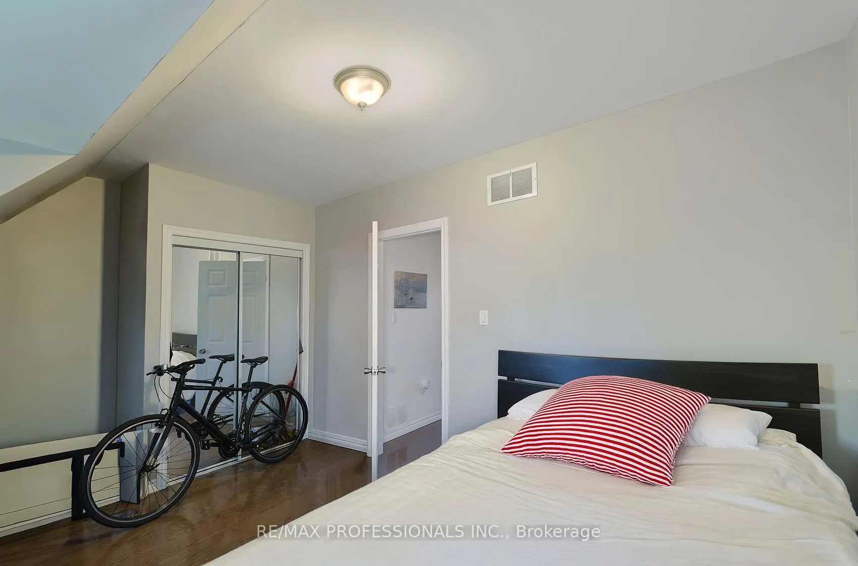 Photo 21 of 945 Logan Avenue, Toronto, Playter Estates-Danforth — HOMEH