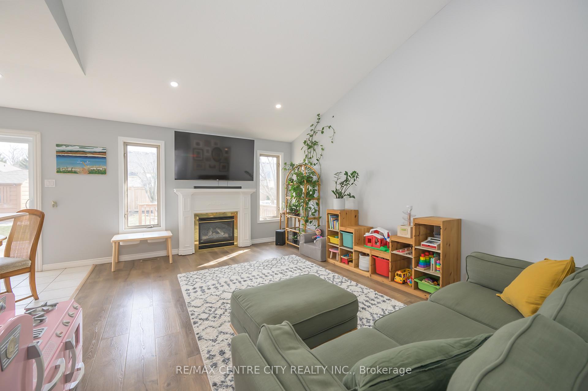 Photo 6 of 12 Pinehurst Drive, Thames Centre, Dorchester — HOMEH