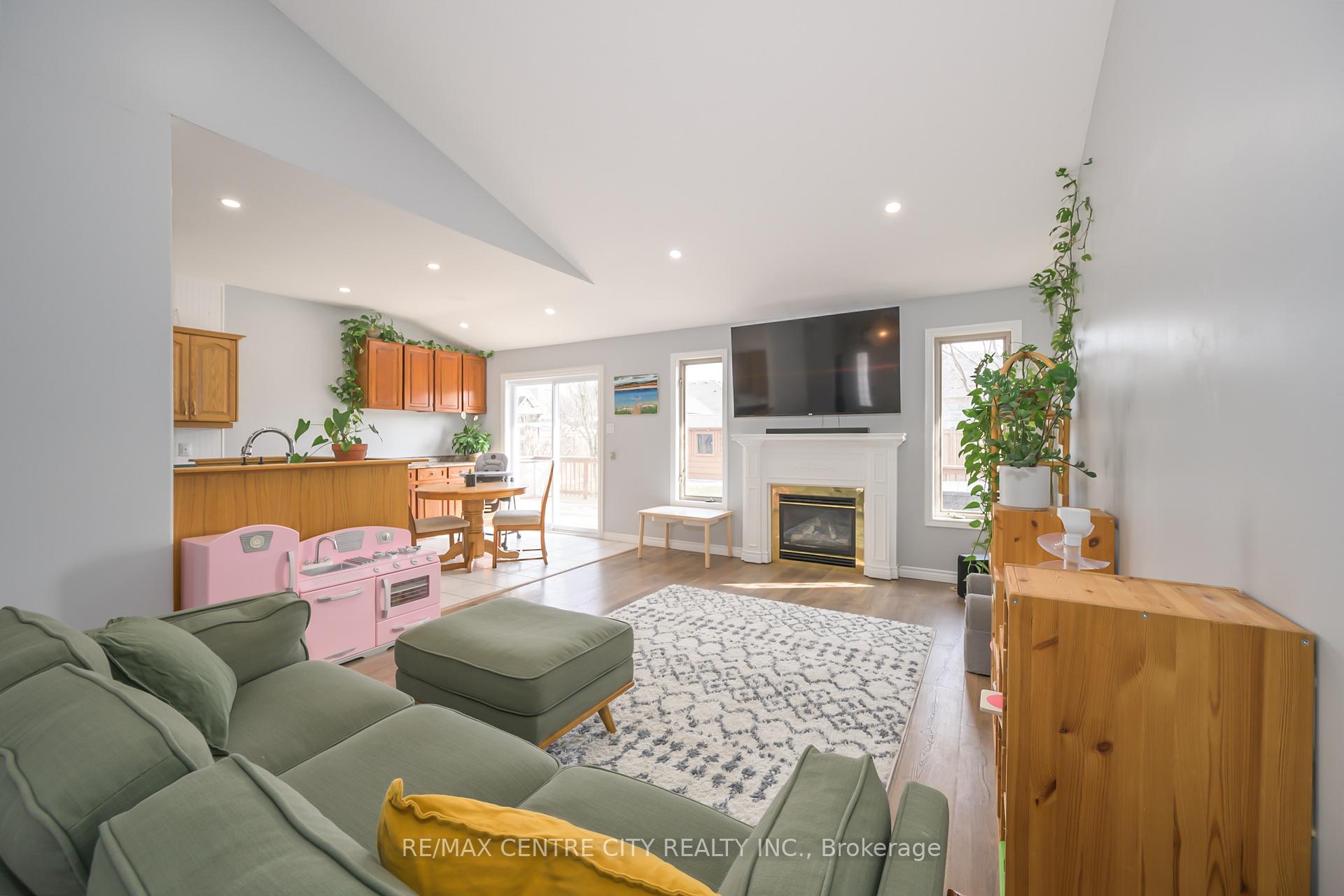 Photo 7 of 12 Pinehurst Drive, Thames Centre, Dorchester — HOMEH