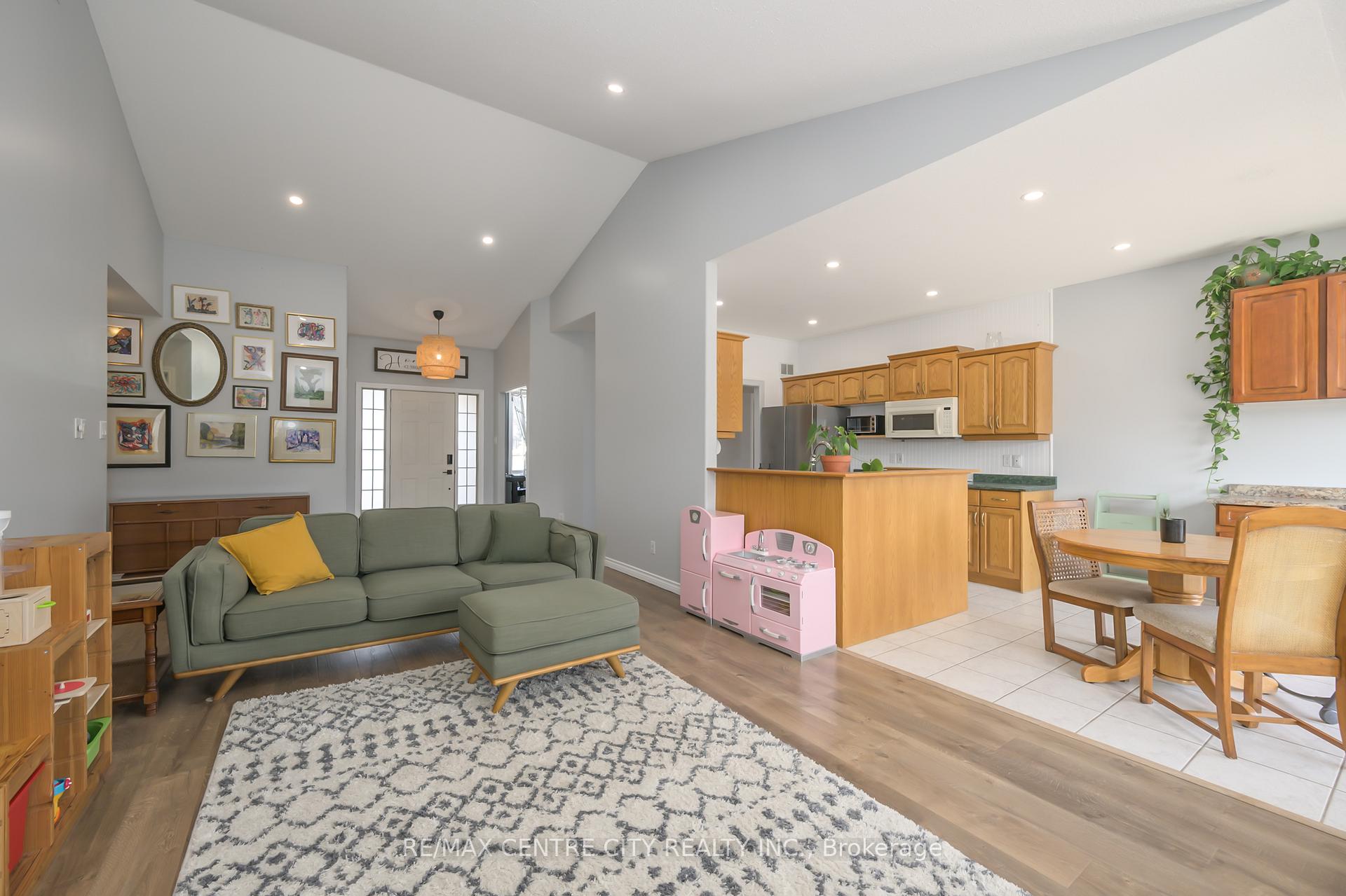 Photo 8 of 12 Pinehurst Drive, Thames Centre, Dorchester — HOMEH