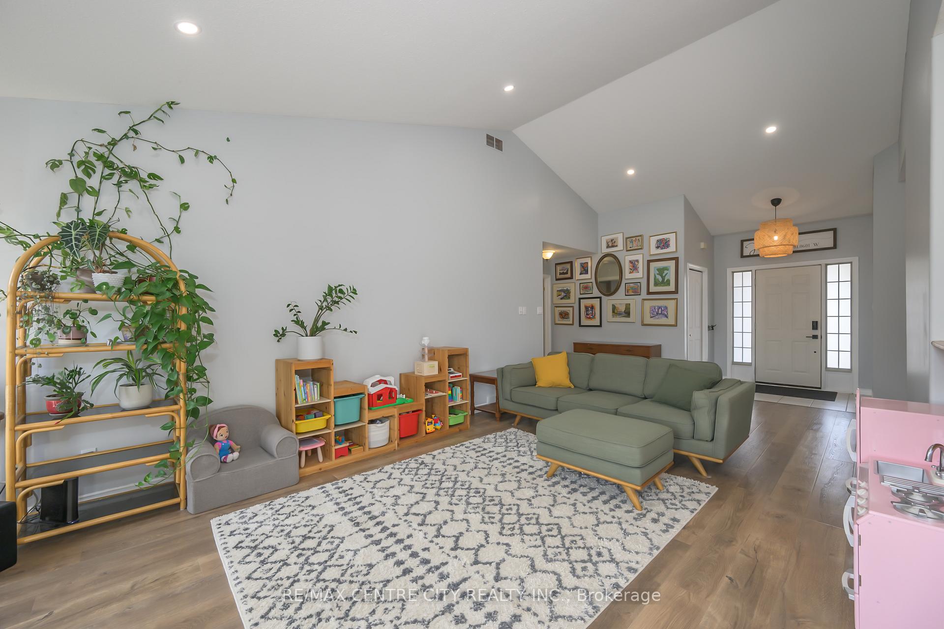Photo 9 of 12 Pinehurst Drive, Thames Centre, Dorchester — HOMEH