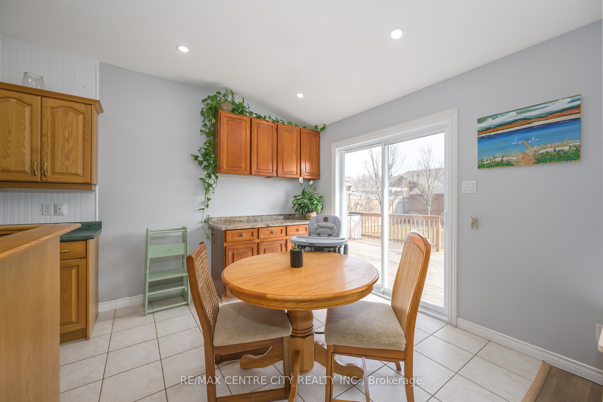 Photo 10 of 12 Pinehurst Drive, Thames Centre, Dorchester — HOMEH