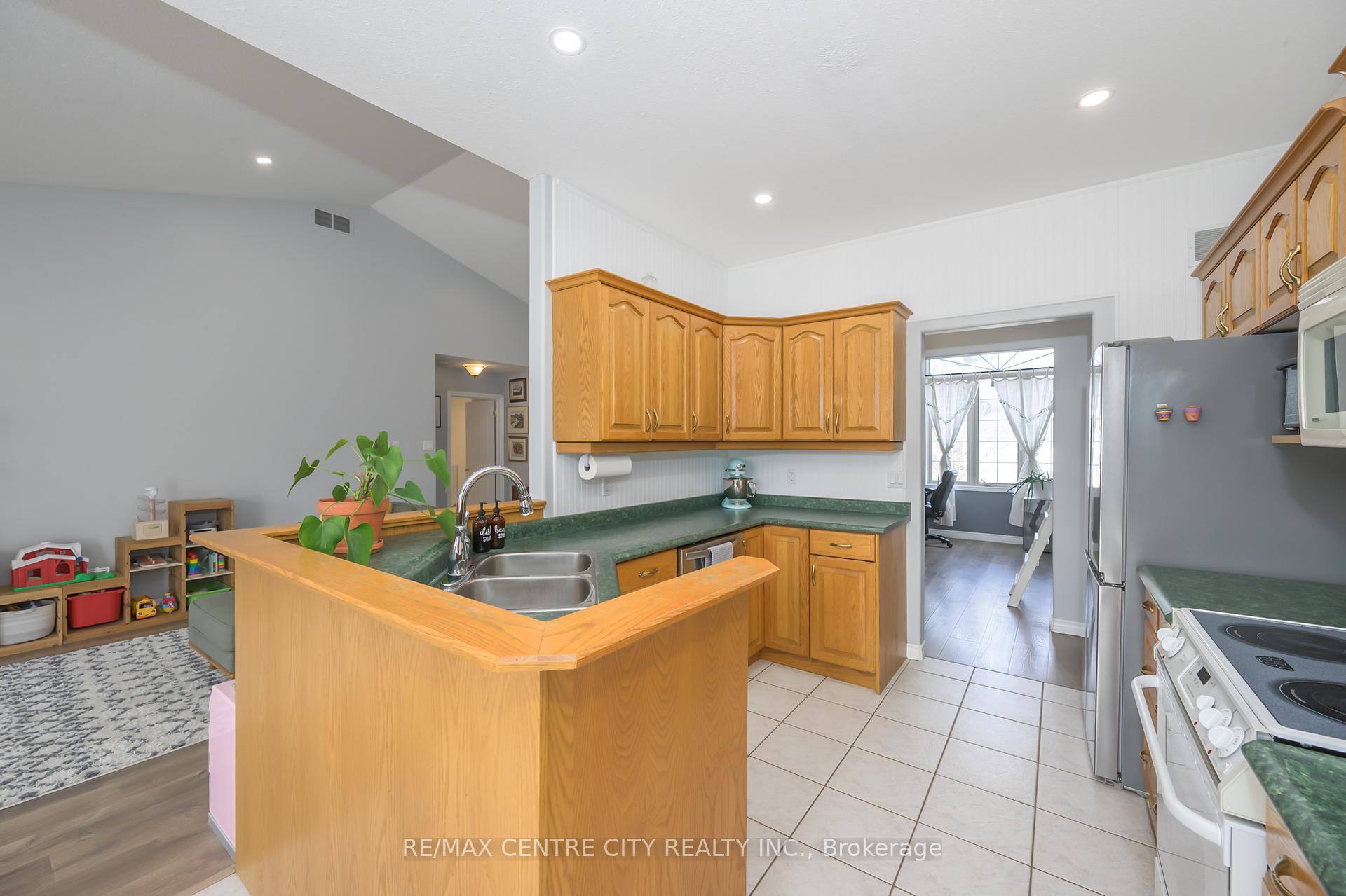 Photo 12 of 12 Pinehurst Drive, Thames Centre, Dorchester — HOMEH