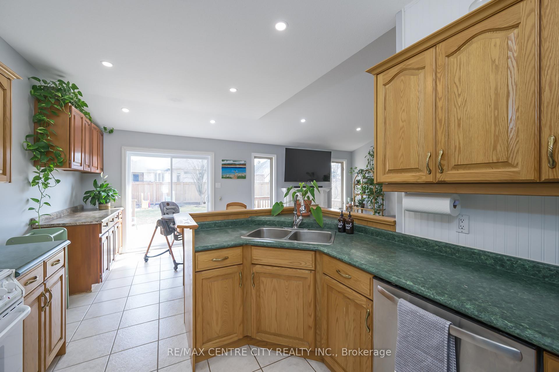 Photo 13 of 12 Pinehurst Drive, Thames Centre, Dorchester — HOMEH