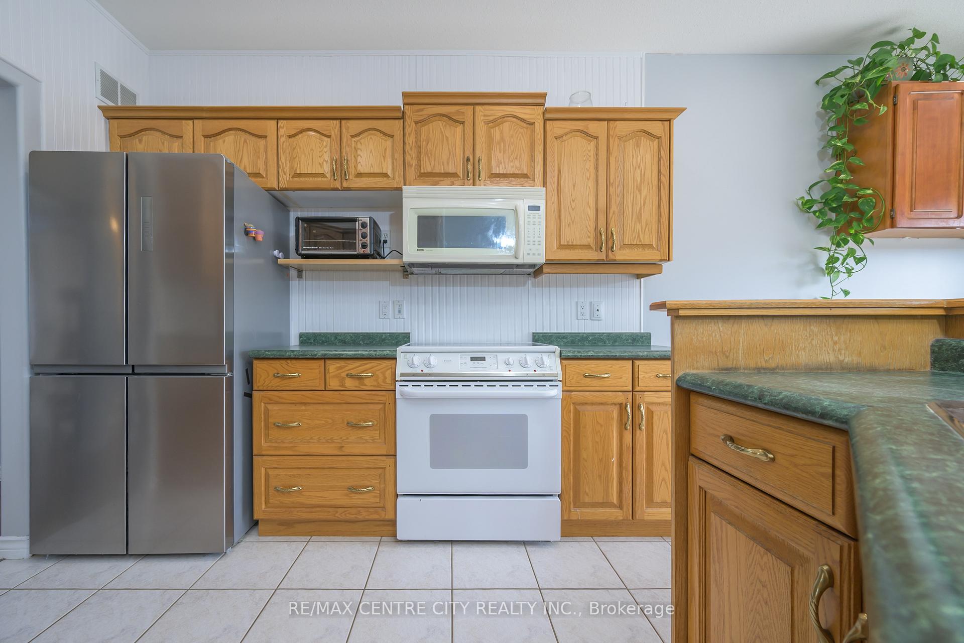 Photo 14 of 12 Pinehurst Drive, Thames Centre, Dorchester — HOMEH