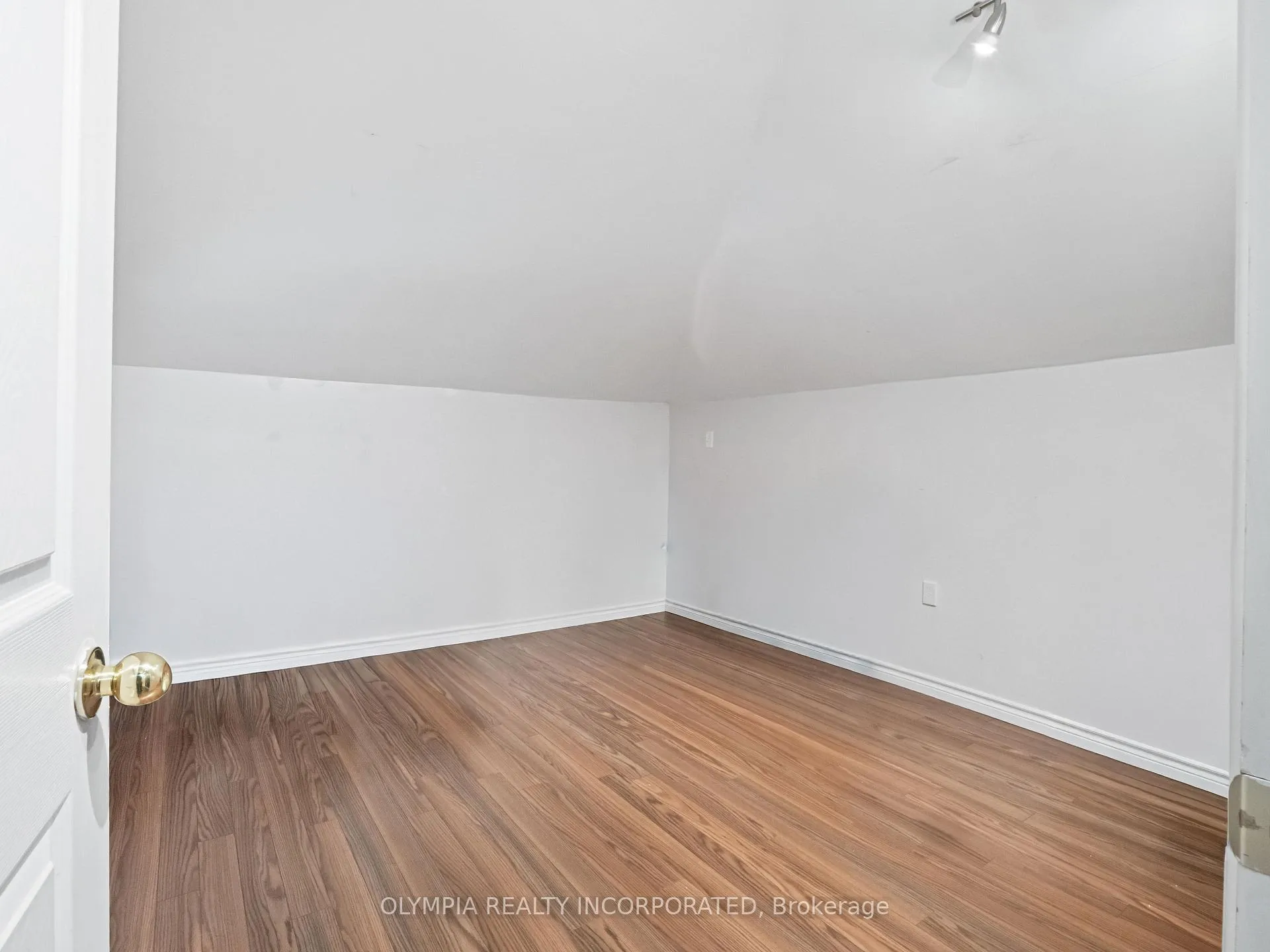 Photo 12 of 6155 Valley Way, Niagara Falls, Cherrywood — HOMEH