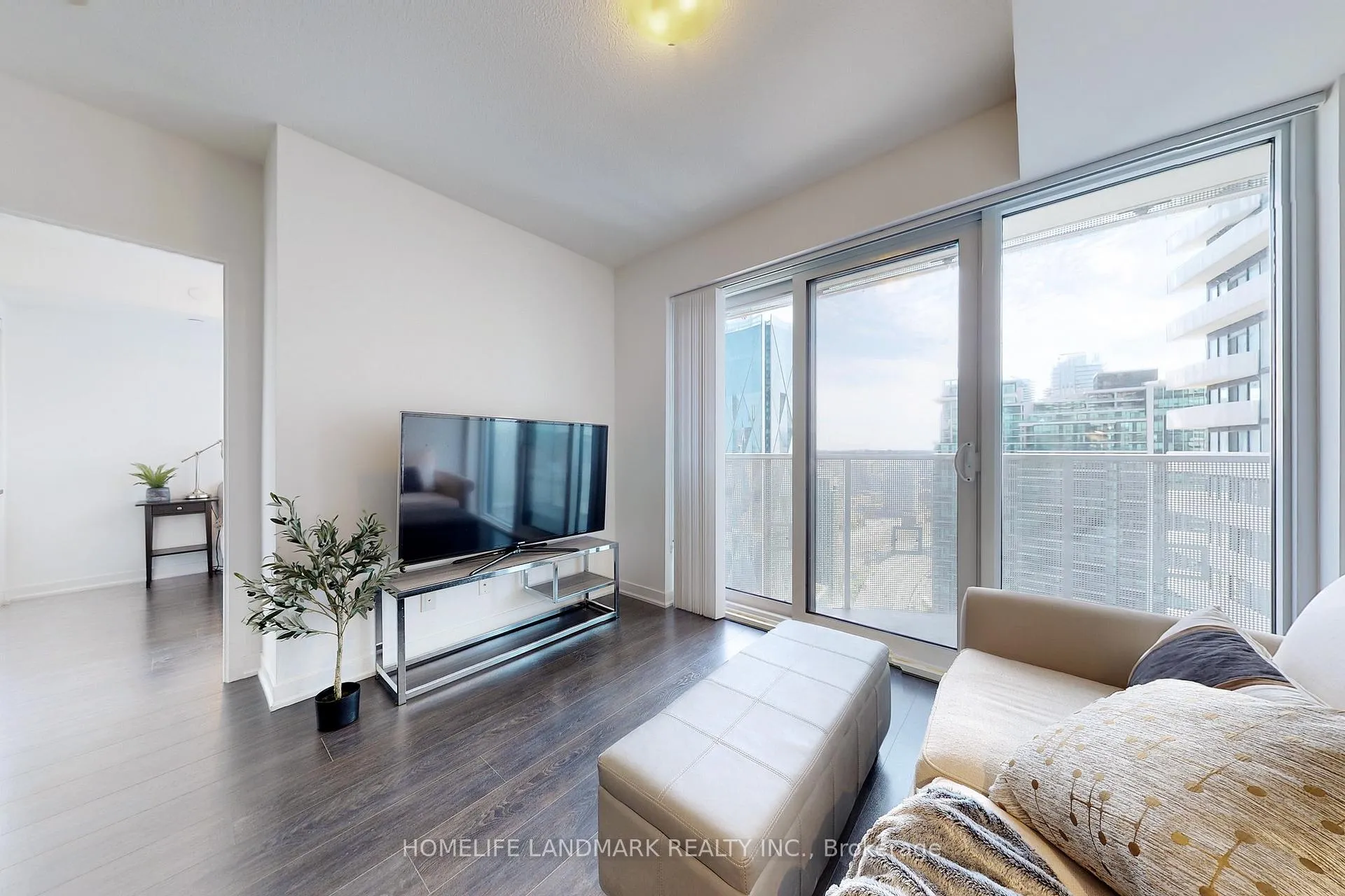 Photo 5 of Unit 4705, 100 Harbour Street, Toronto, Waterfront Communities — HOMEH