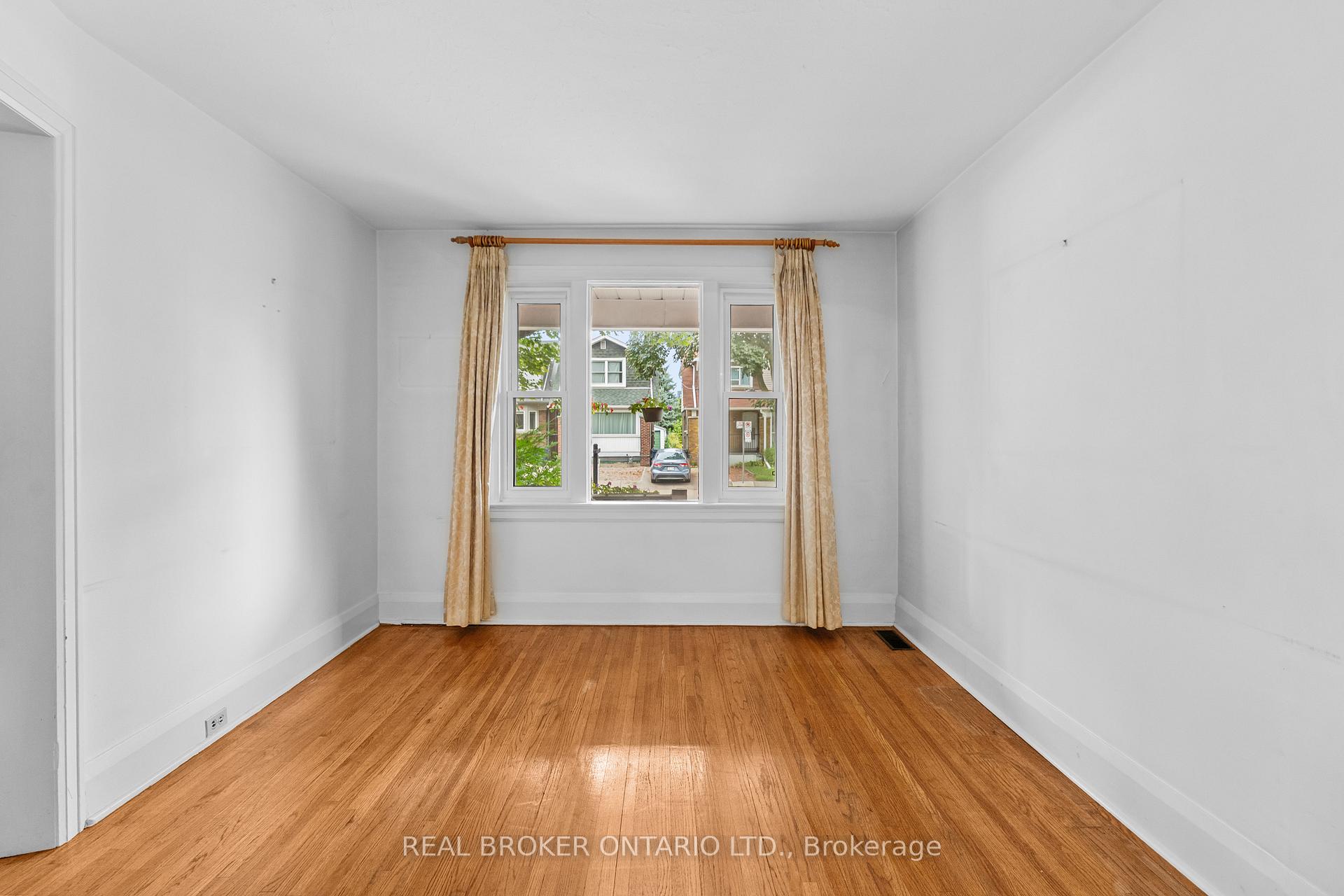 Photo 4 of 47 Mortimer Avenue, Toronto, Broadview North — HOMEH