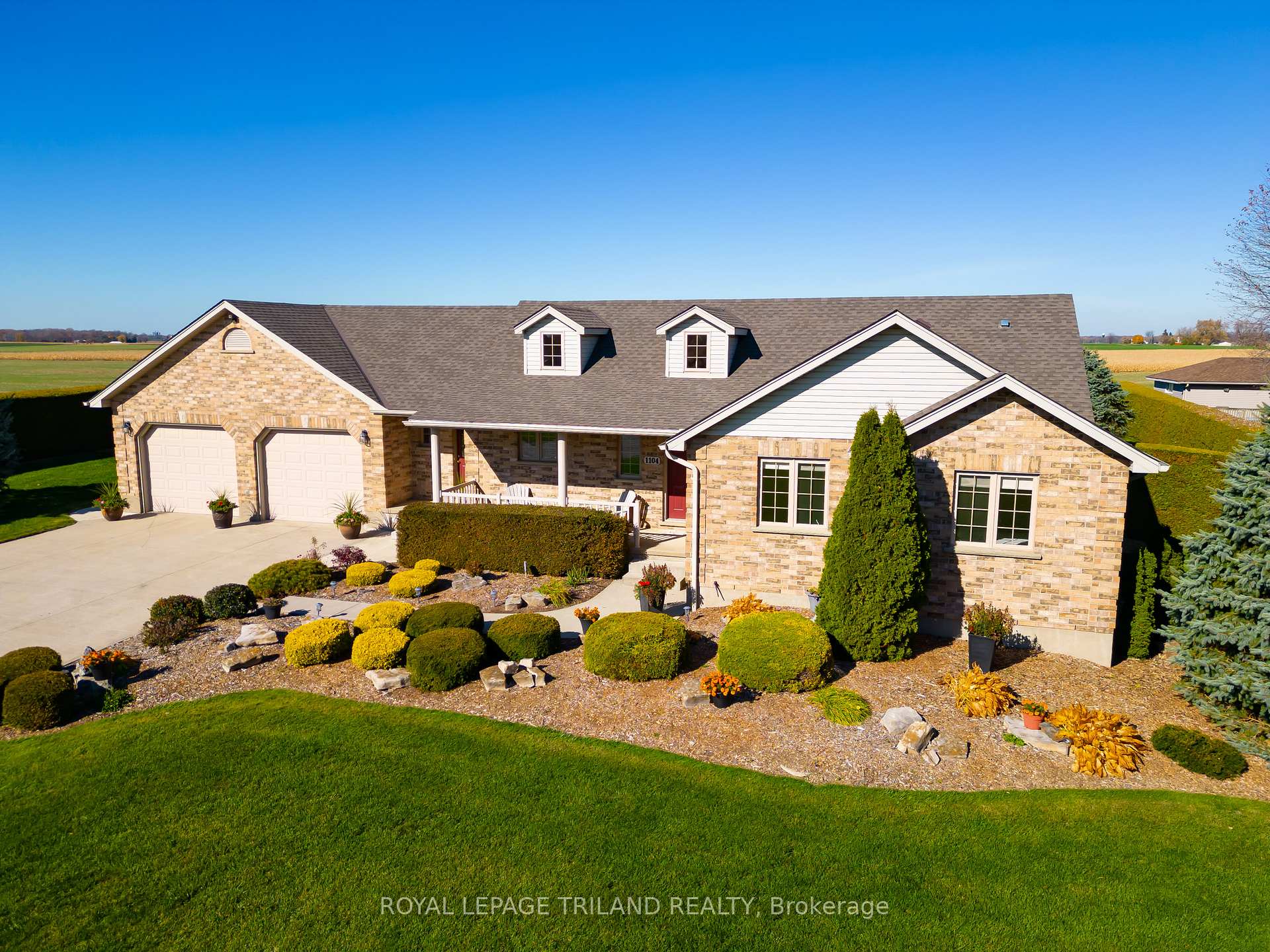 Photo 2 of 1104 Gladstone Drive, Thames Centre, Rural Thames Centre — HOMEH