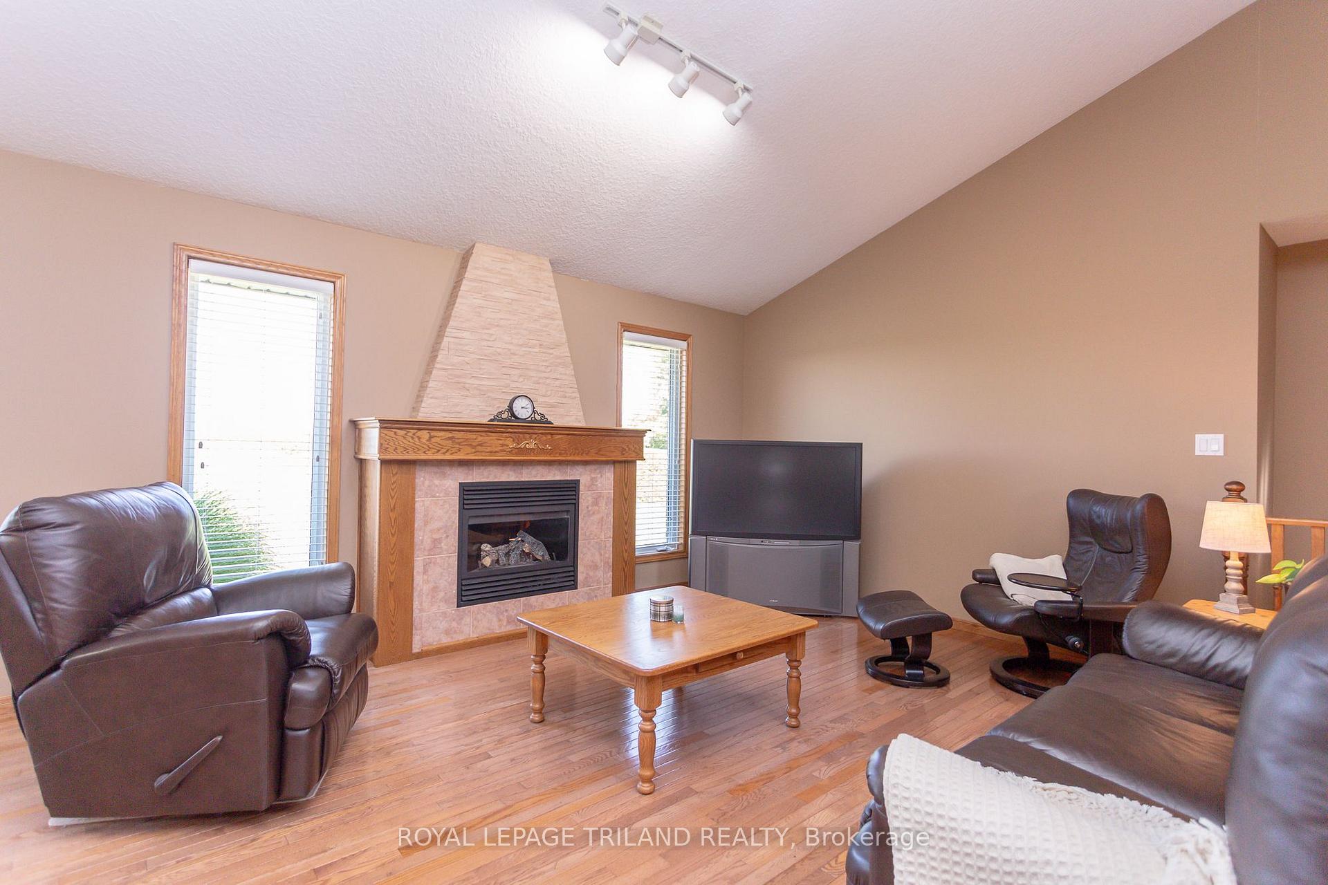Photo 8 of 1104 Gladstone Drive, Thames Centre, Rural Thames Centre — HOMEH