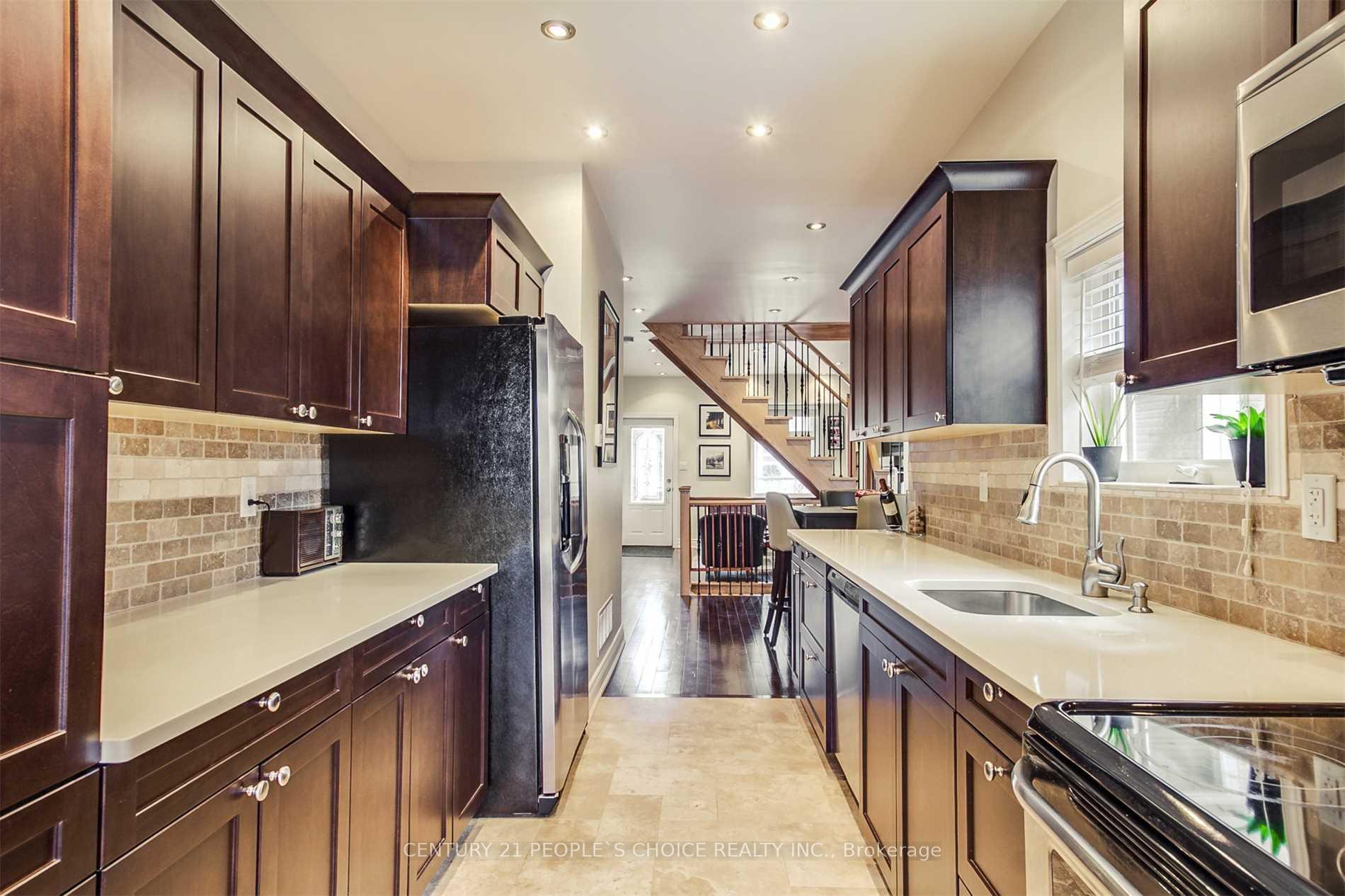 Photo 2 of 552 Main Street, Toronto, Woodbine-Lumsden — HOMEH