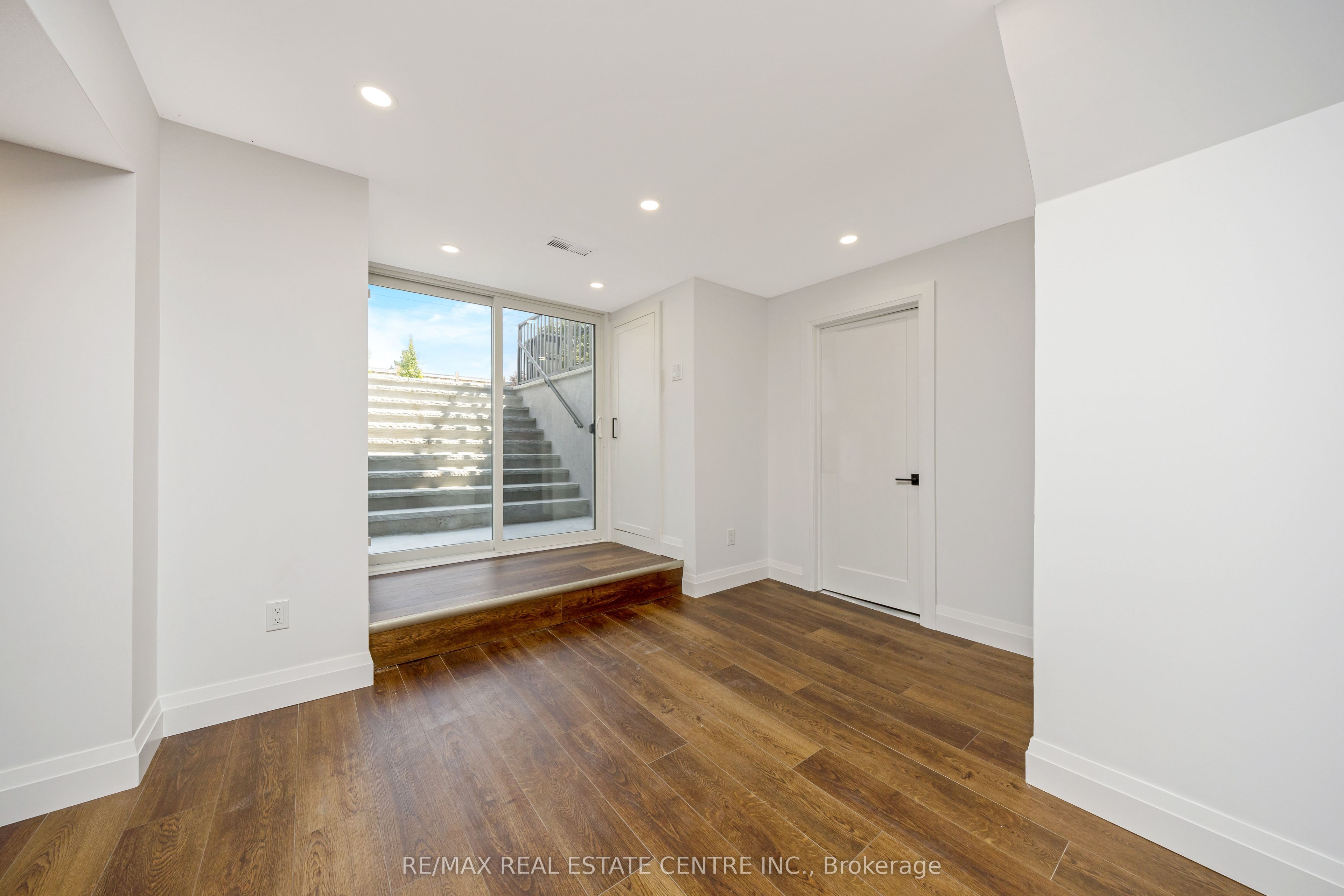 Photo 68 of 884 Hemlock Drive, Milton, Dorset Park — HOMEH
