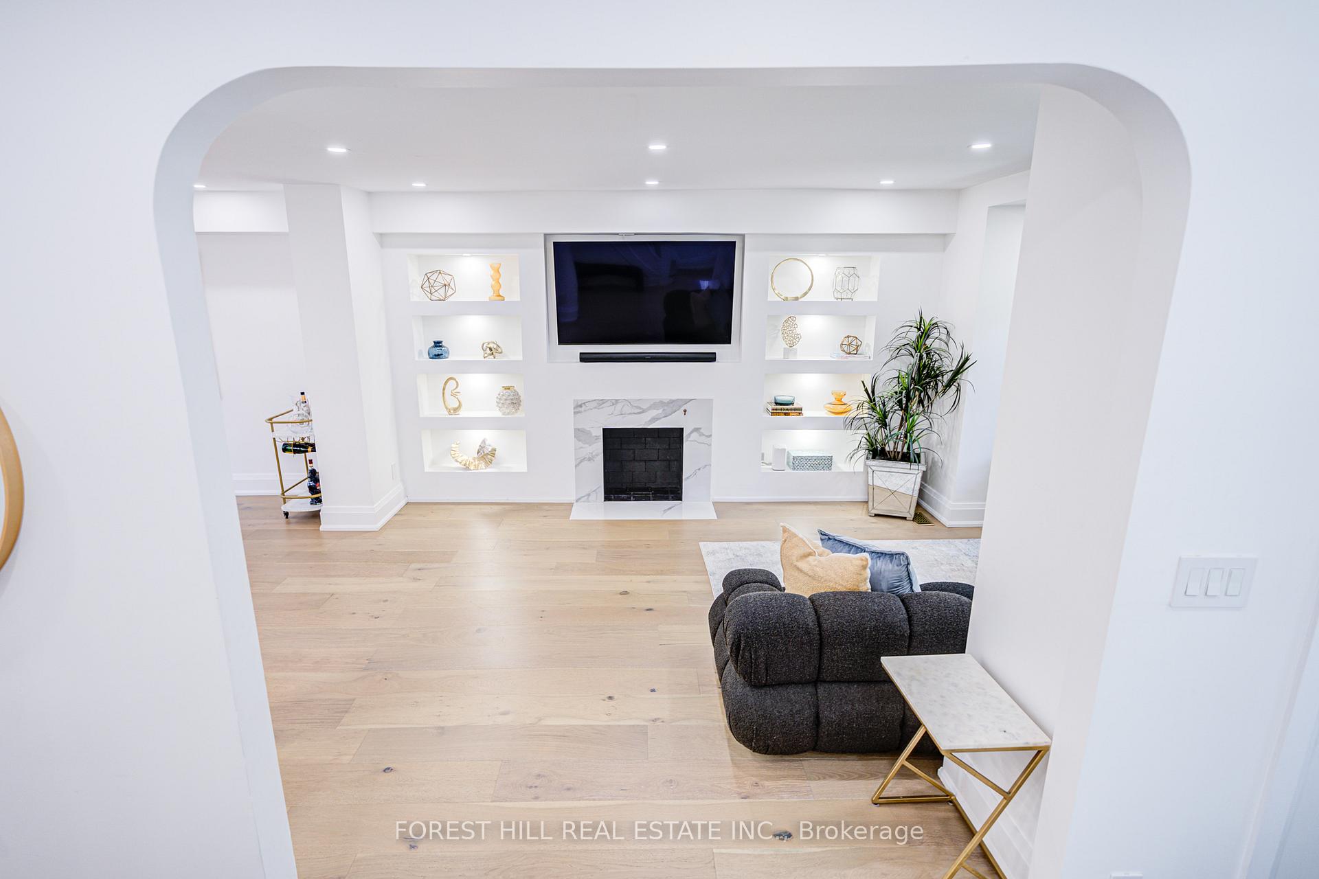 Photo 3 of 29 Burnaby Boulevard, Toronto, Yonge-Eglinton — HOMEH