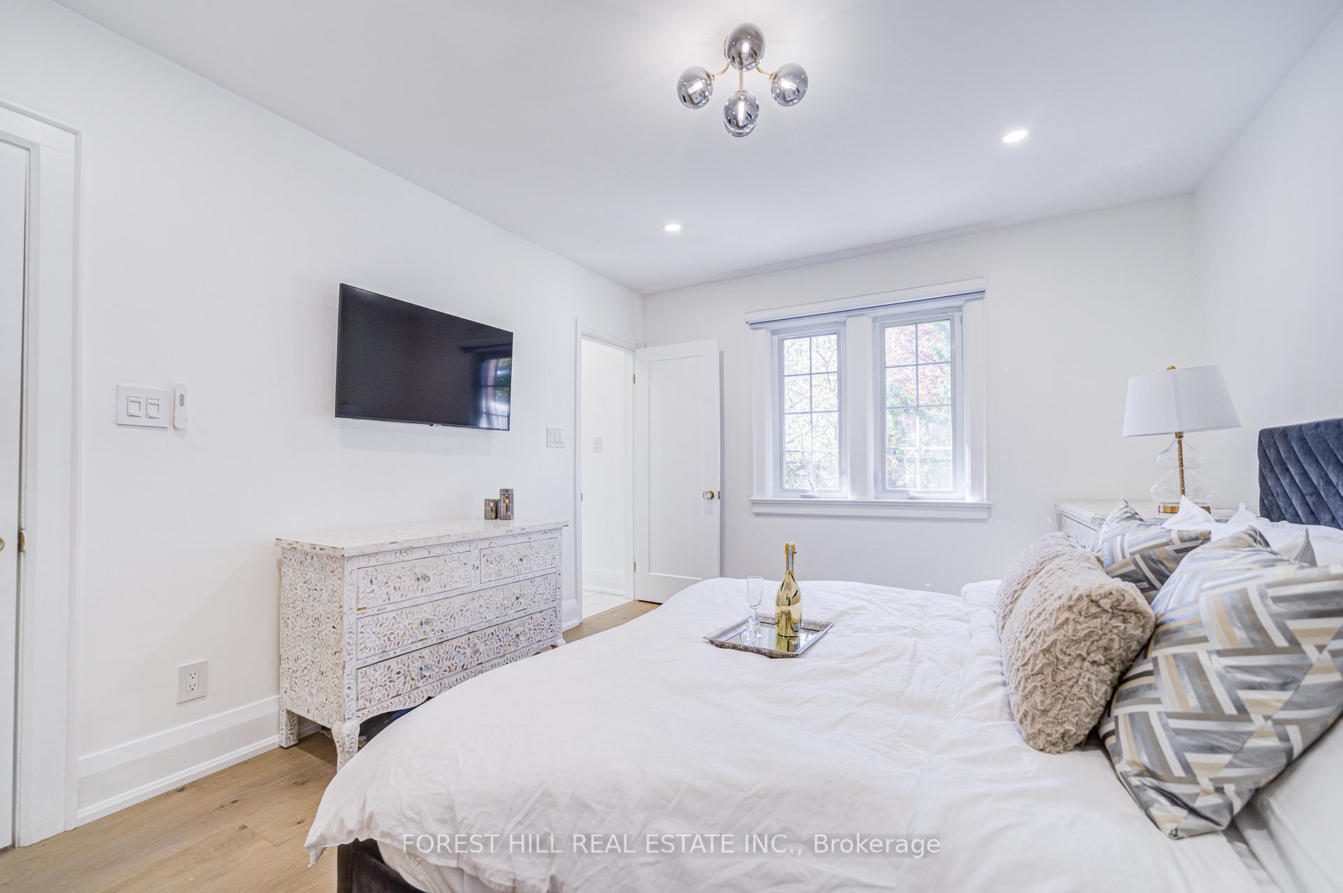 Photo 15 of 29 Burnaby Boulevard, Toronto, Yonge-Eglinton — HOMEH