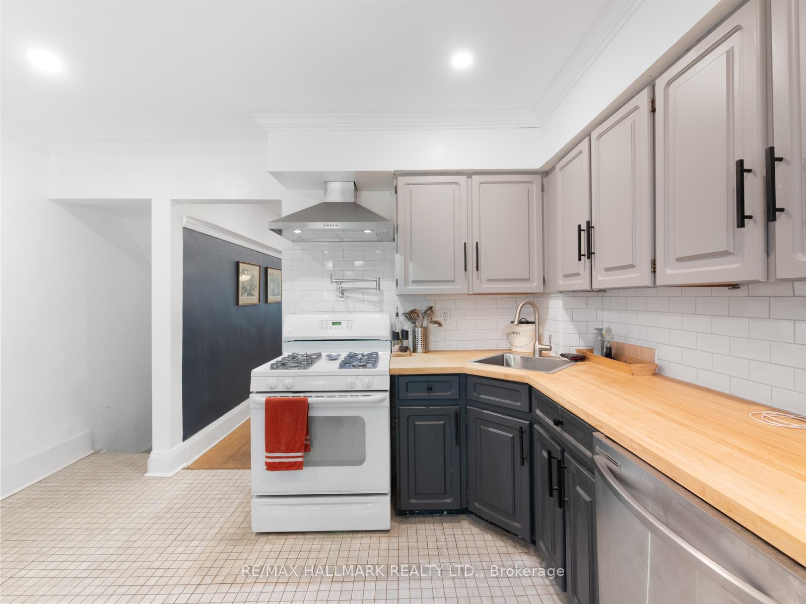 Photo 21 of 993 Carlaw Avenue, Toronto, Broadview North — HOMEH