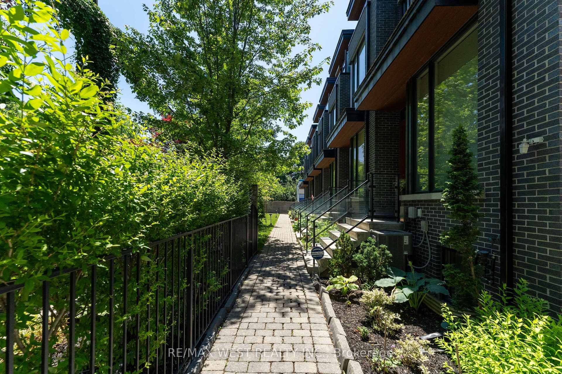 Photo 2 of Unit 9, 837 Broadview Avenue, Toronto, Playter Estates-Danforth — HOMEH