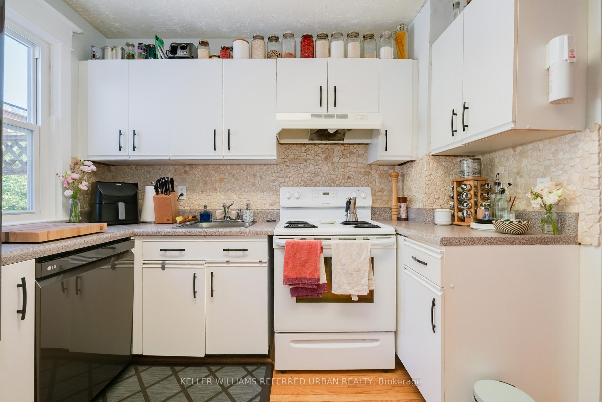 Photo 15 of 678 Sammon Avenue, Toronto, Danforth Village-East York — HOMEH