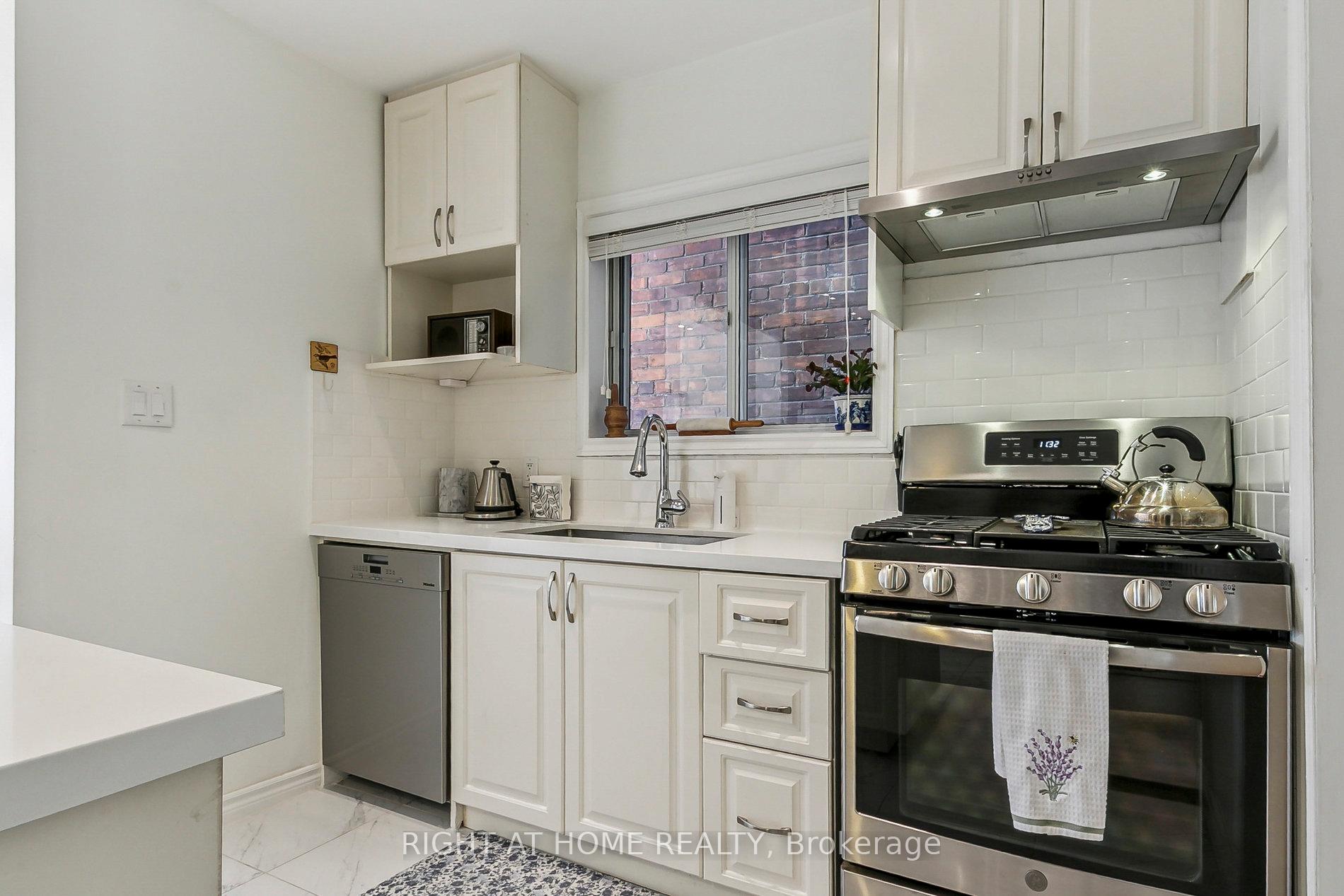 Photo 6 of 199 Winnett Avenue, Toronto, Humewood-Cedarvale — HOMEH