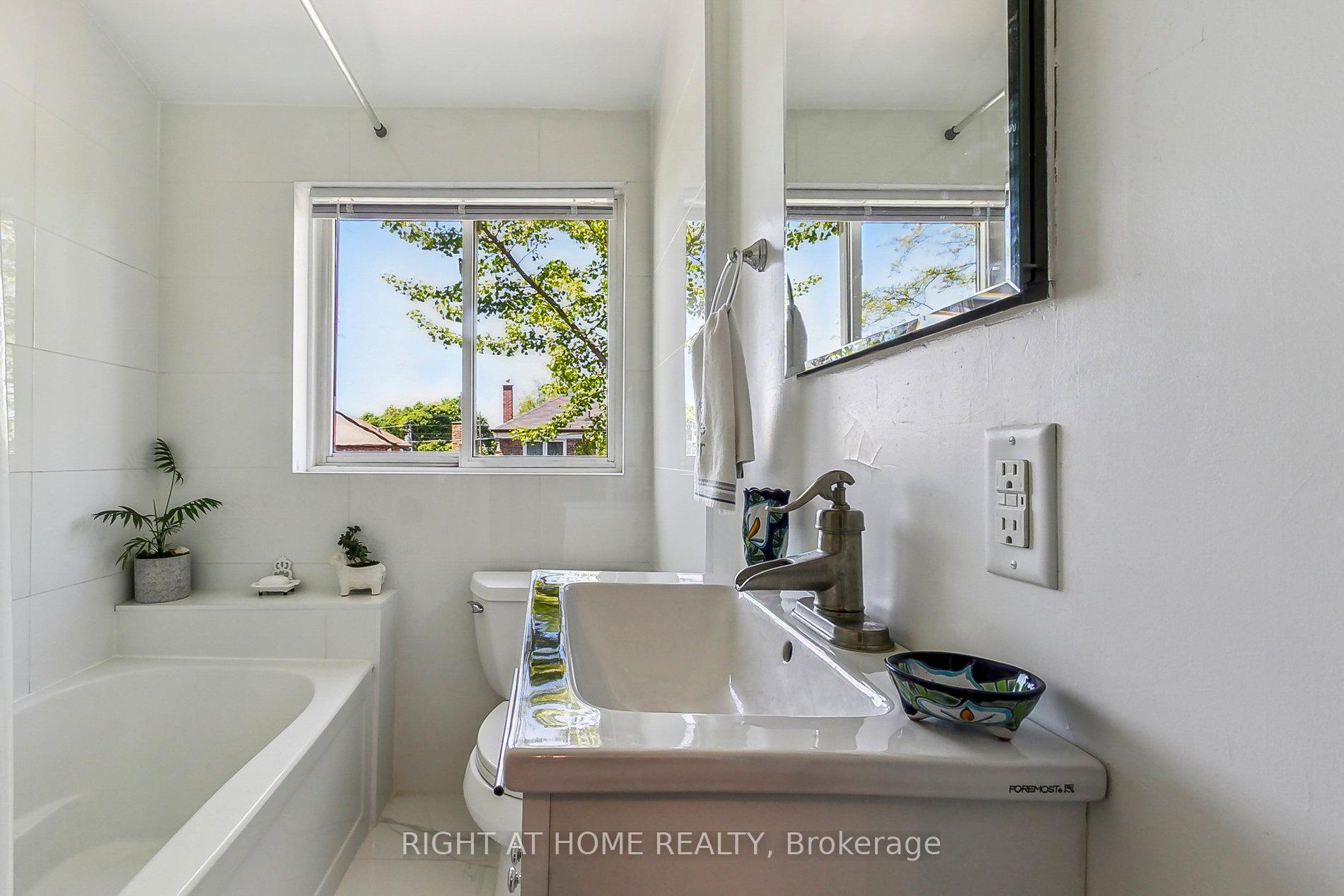 Photo 16 of 199 Winnett Avenue, Toronto, Humewood-Cedarvale — HOMEH