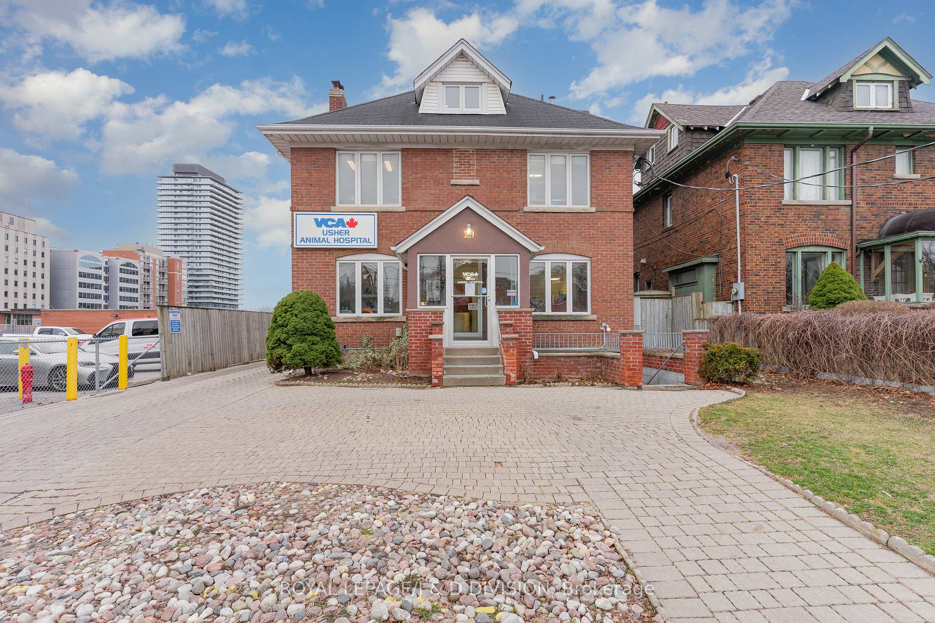 Photo 3 of 29 Chaplin Crescent, Toronto, Yonge-Eglinton — HOMEH