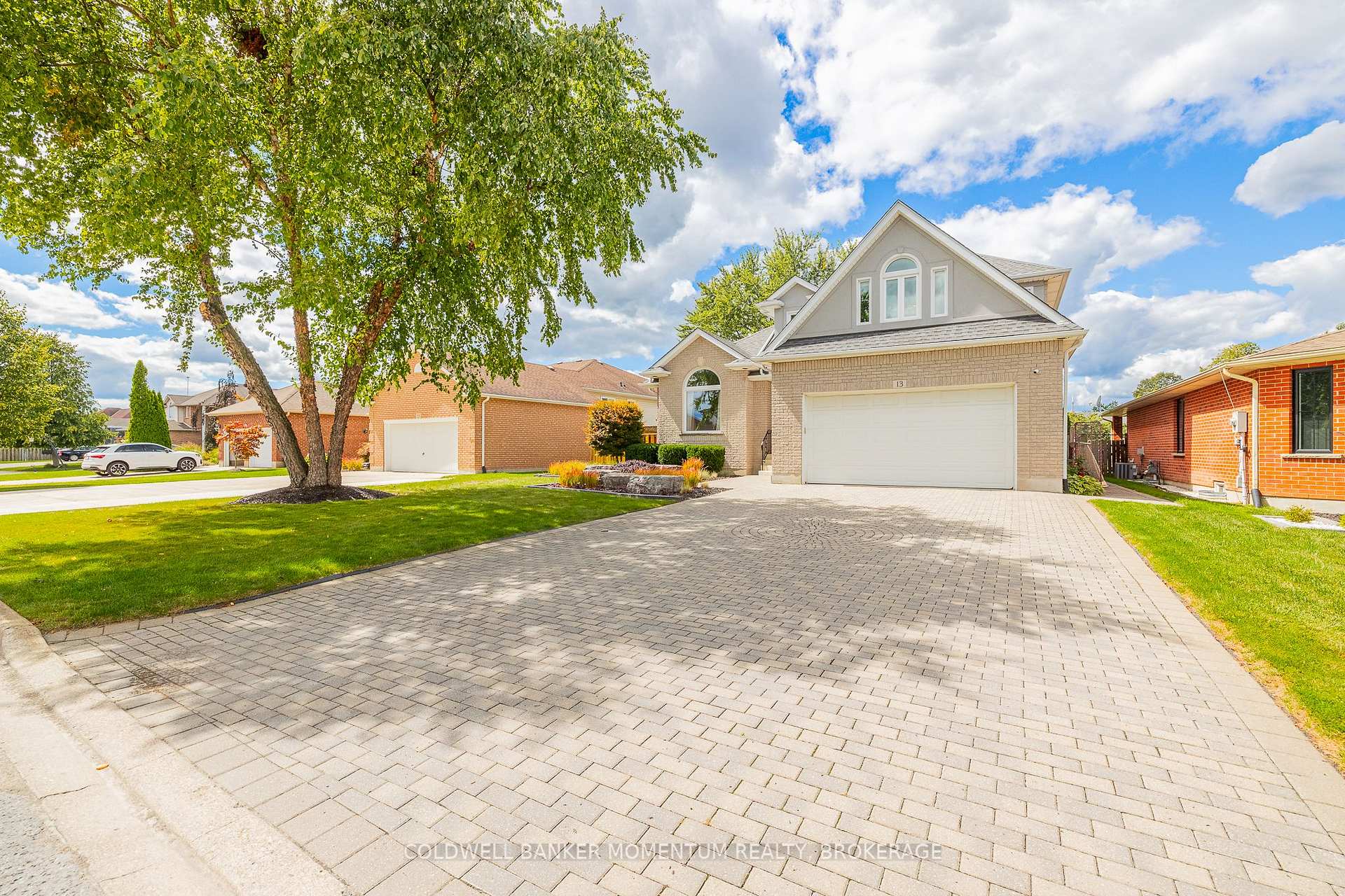 Photo 2 of 13 Willow Court, Thorold, Confederation Heights — HOMEH