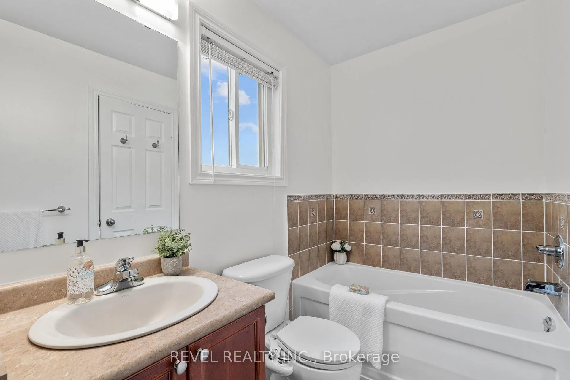 Photo 22 of 75 Bird Street, Barrie, Edgehill Drive — HOMEH