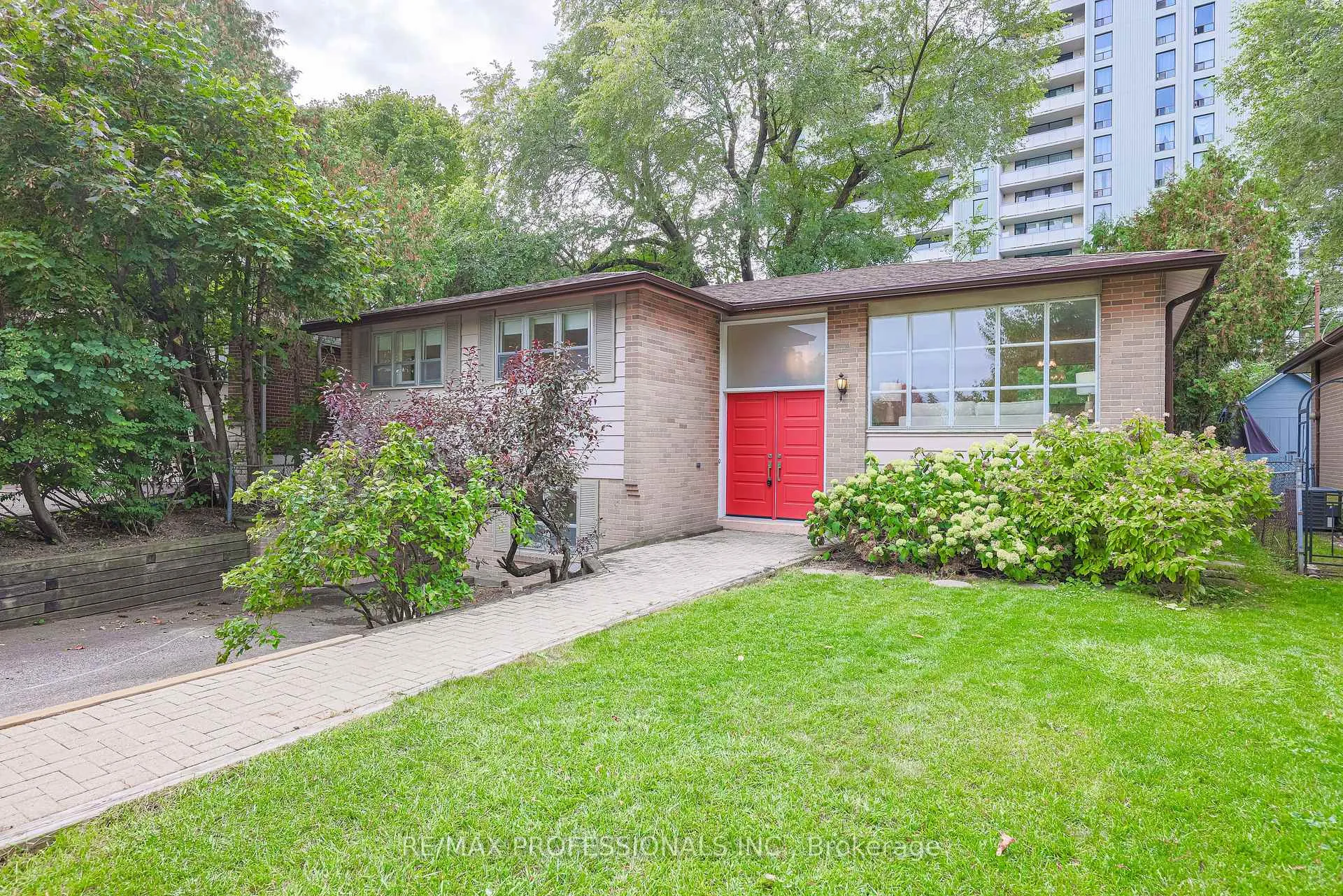 Photo 2 of 9 Donalbain Crescent, Markham, Royal Orchard — HOMEH