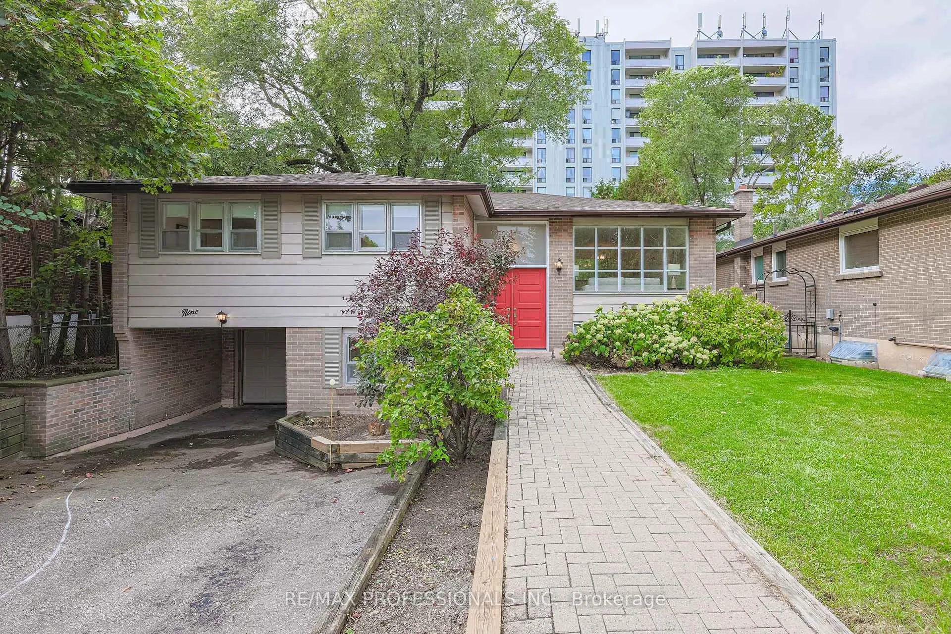 Photo 3 of 9 Donalbain Crescent, Markham, Royal Orchard — HOMEH