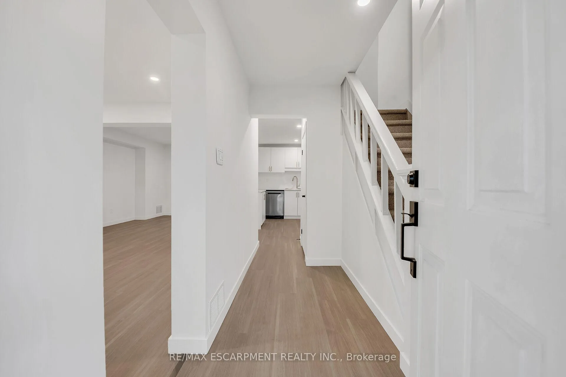 Photo 9 of 20 Crosthwaite Avenue N, Hamilton, Homeside — HOMEH
