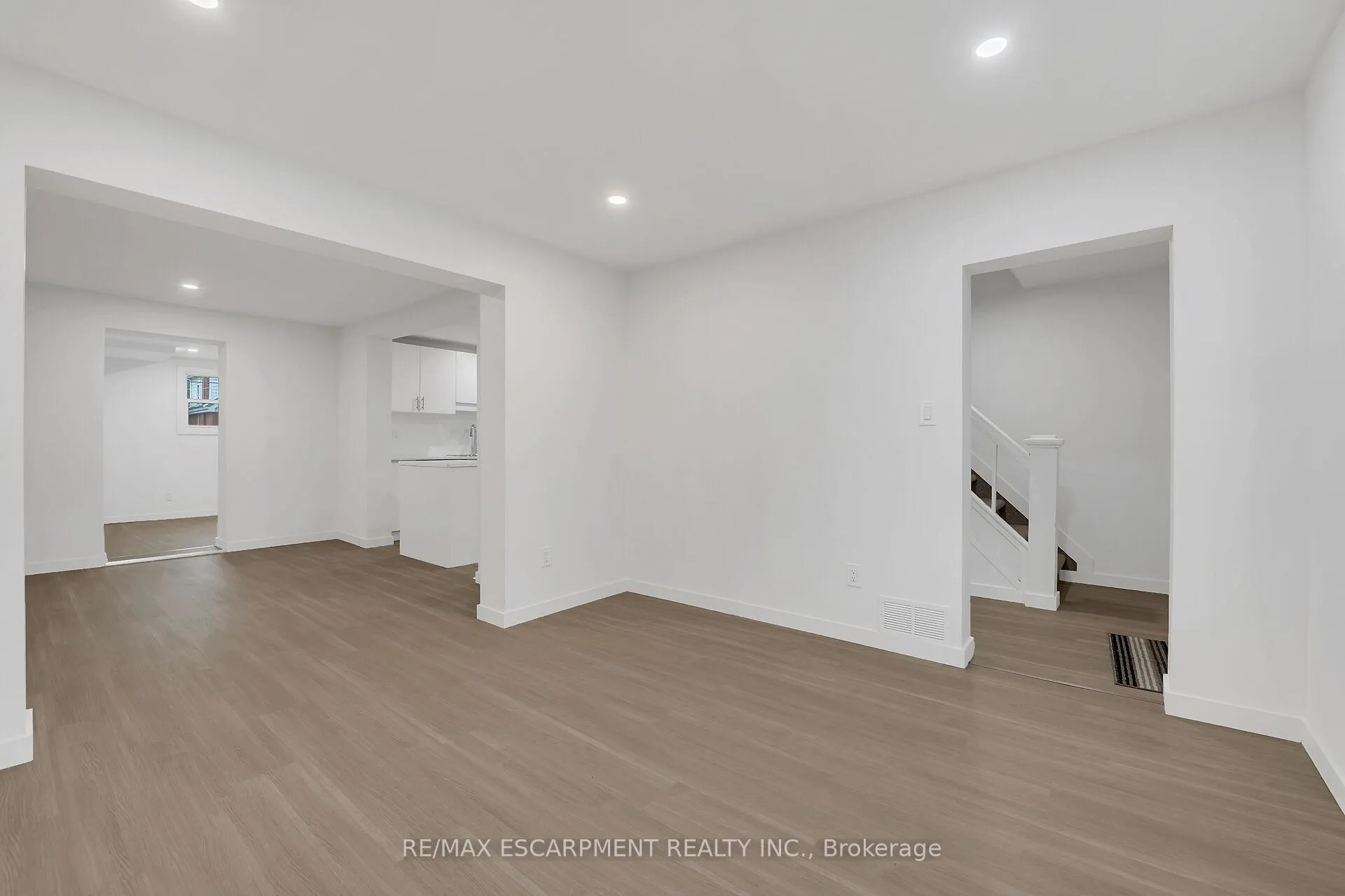 Photo 10 of 20 Crosthwaite Avenue N, Hamilton, Homeside — HOMEH