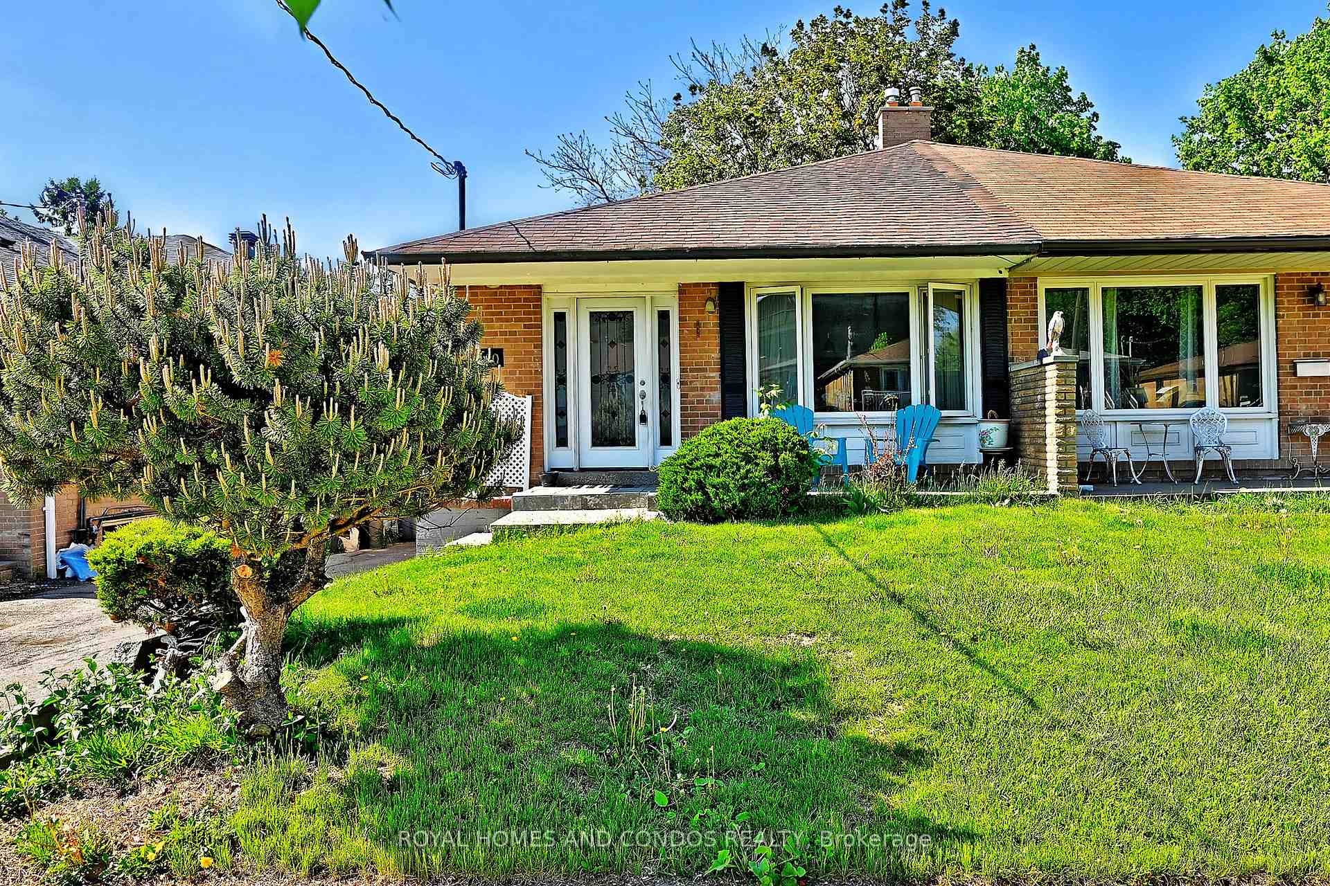 Front of Unit Upper, 40 Pender Crescent