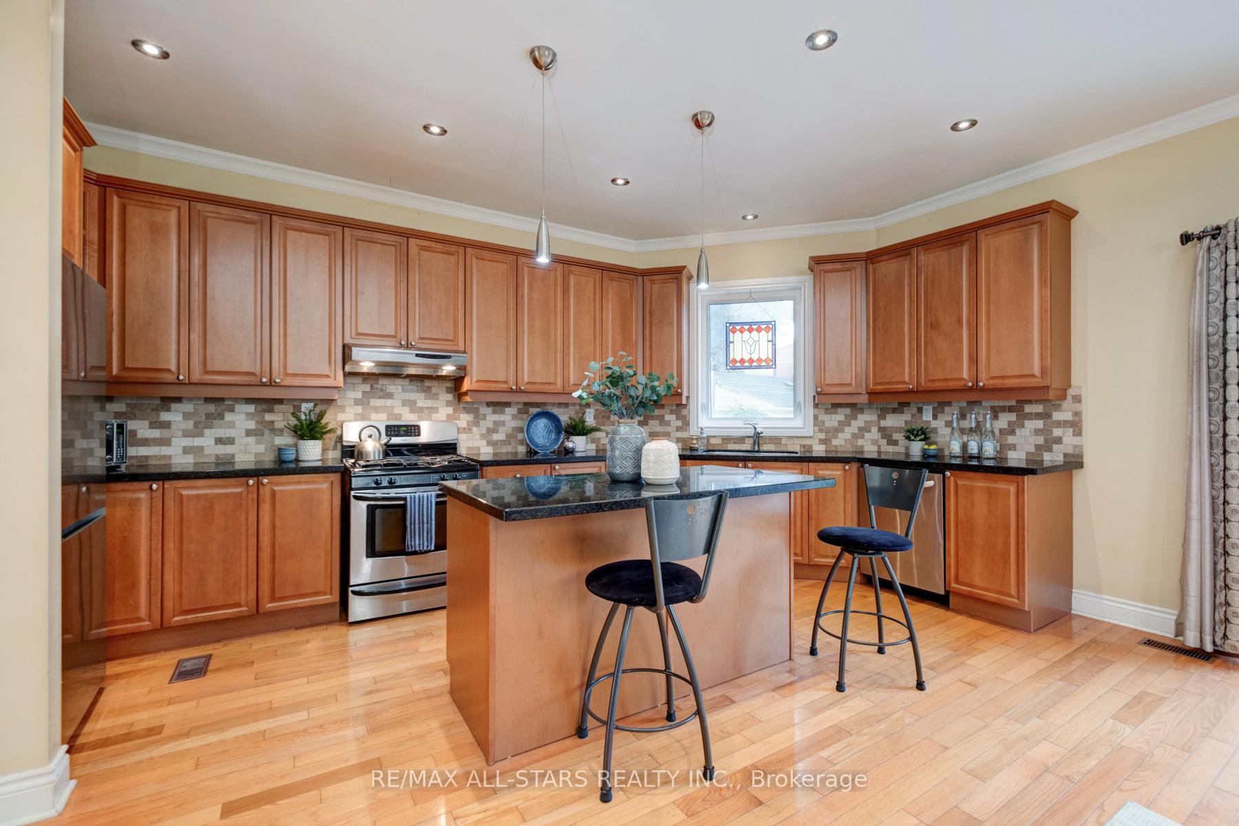 Photo 14 of 32 Barker Avenue, Toronto, Danforth Village-East York — HOMEH