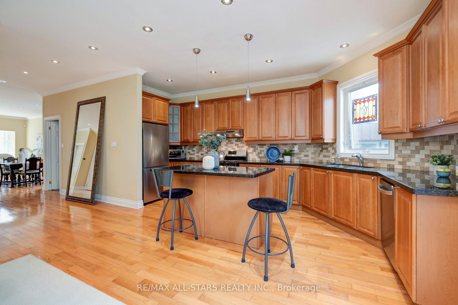 Photo 15 of 32 Barker Avenue, Toronto, Danforth Village-East York — HOMEH