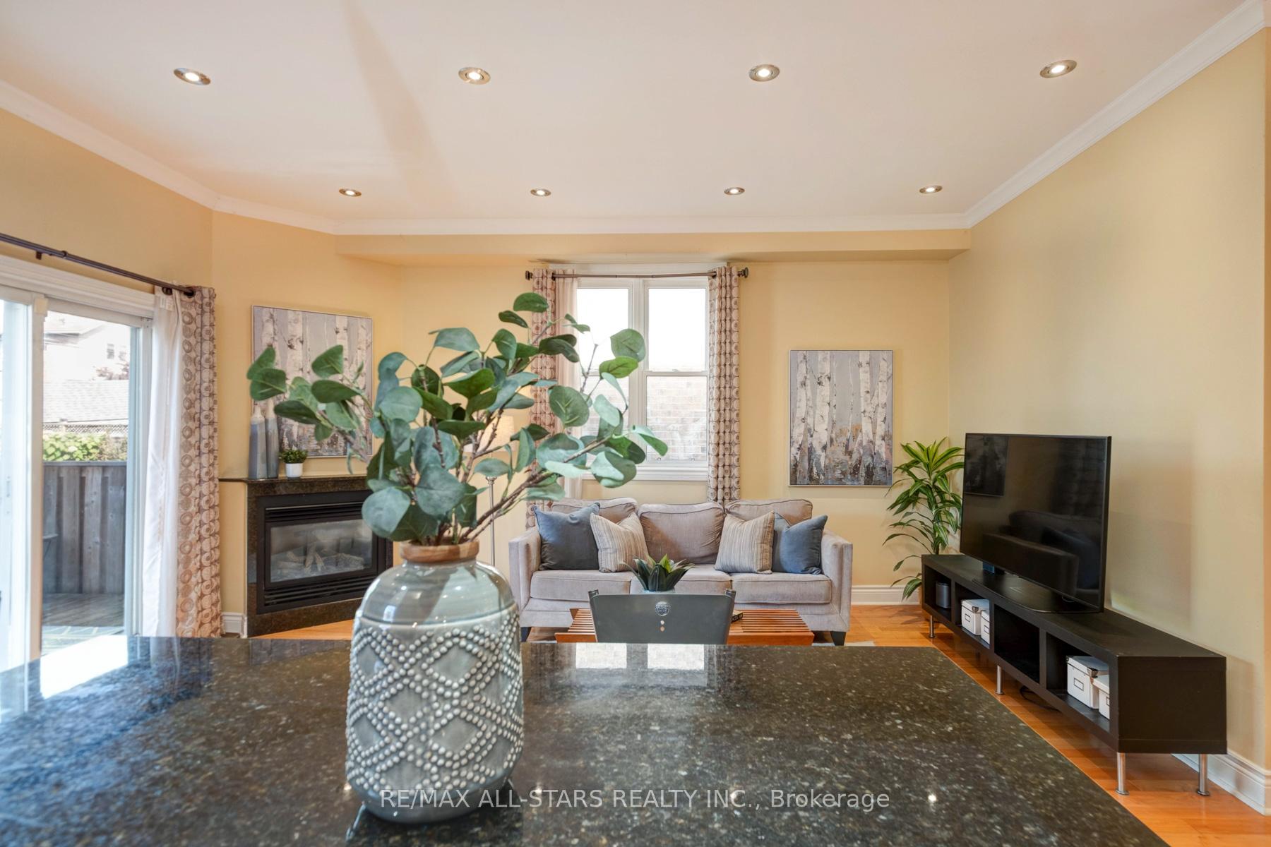 Photo 17 of 32 Barker Avenue, Toronto, Danforth Village-East York — HOMEH