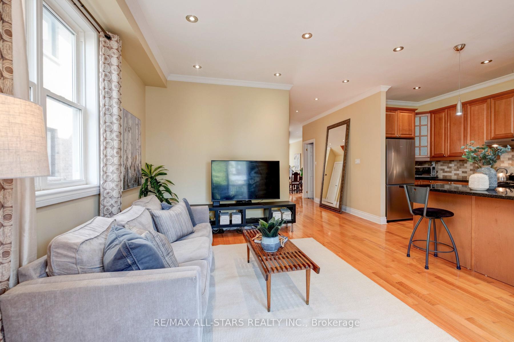 Photo 18 of 32 Barker Avenue, Toronto, Danforth Village-East York — HOMEH