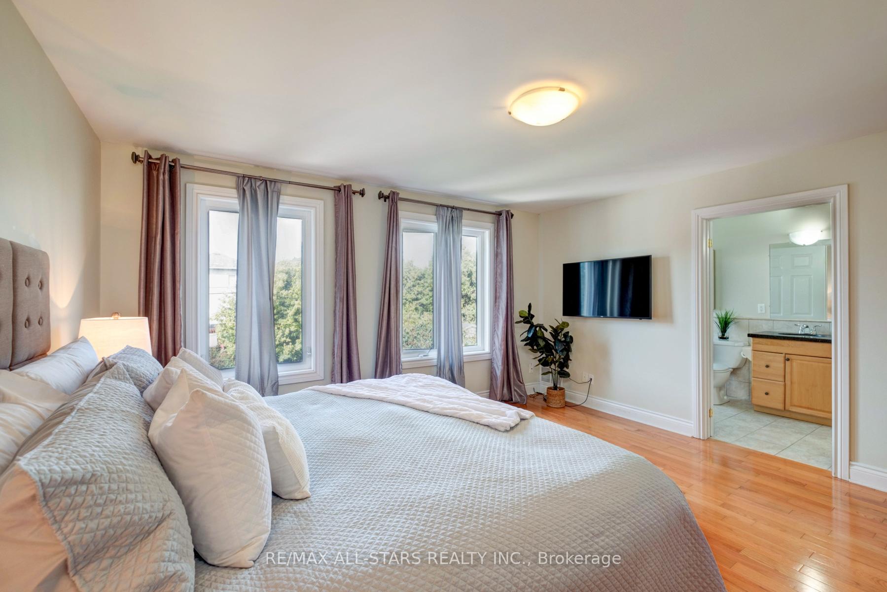 Photo 24 of 32 Barker Avenue, Toronto, Danforth Village-East York — HOMEH