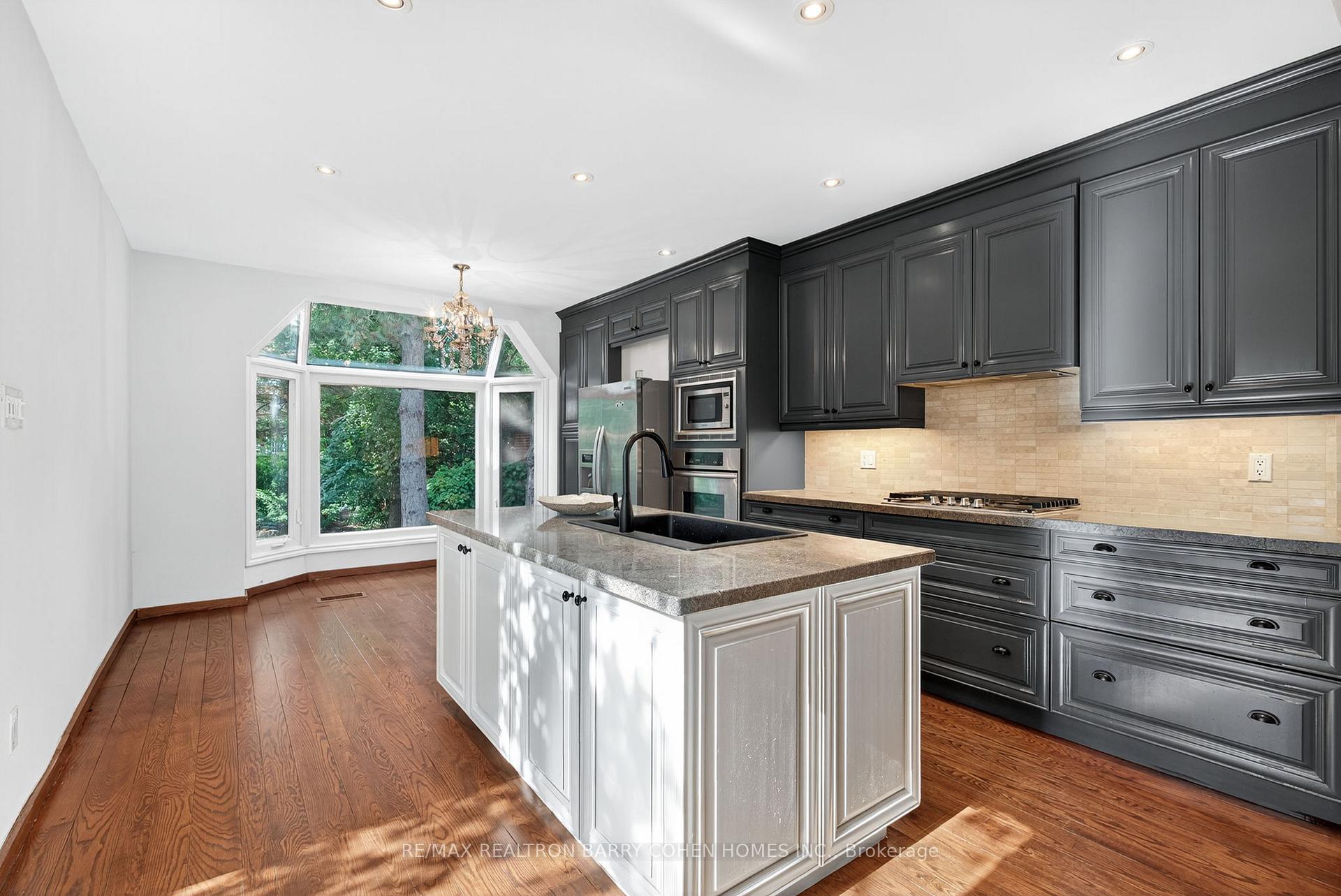 Photo 8 of 20 Dewbourne Avenue, Toronto, Forest Hill South — HOMEH